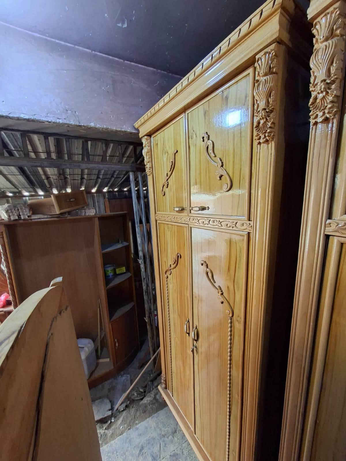السلام عليكم غرفة عراقية  ثقيلة الوجه ٥ ملم صاج والداخل ٤ ملم  الزاوية كنتورية بأرتفاع الكنتور الصبغ الطبيعيي الغرفة نظيفة ومميزة بنقش الزان المصري دوشمة جديدة  كما موضح.بالصور موجود بيها درور هم   اي استفسار ع ***********❤️ مكاني بغداد البياع يوجد توصيل لجميع المحافظات ❤️
