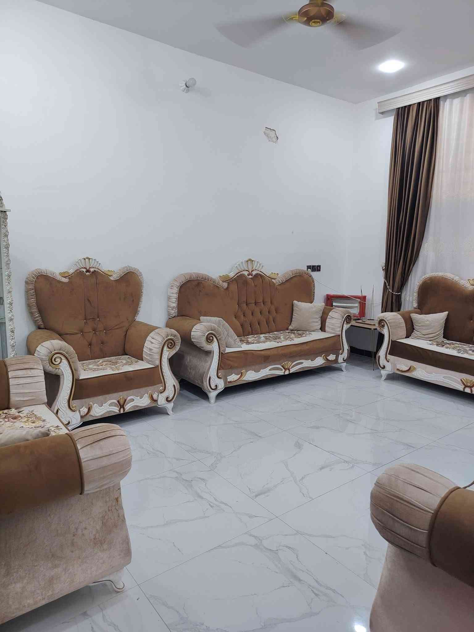 السلام عليكم دار للبيع في حي ذويب الاول بناء حديث مساحة 200 متر كامل للاستفسار ***********
