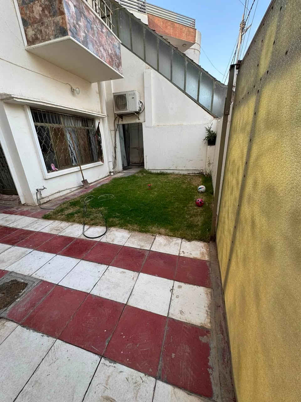 � بيت للإيجار  في الجمعية  – ساحة محمد نوري(مؤثث بالكامل  )

📍 الموقع: منطقة الجمعية – سنتر مدينة الحلة
✨ منطقة مخدومة بالكامل وقريبة من جميع الخدمات

🔹 مساحة الدار: 200 متر
🔹 بناء جديد 
🔹 يحتوي على:
🚗 كراج سيارة
🌳 حديقة
🛋️ استقبال
🍽️ مطبخ
🛏️ ثلاث غرف نوم
🚿 مجمع صحيات داخلي
🚻 مجمع صحيات خارجي

📞 للاستفسار:
علي عذاب
 ***********واتساب فقط 🌷
***********متوفر 

🏢 أو زيارة مكتب الشمري الكائن في نادر الثانية – شارع الخدمي خلف فاملي مول
