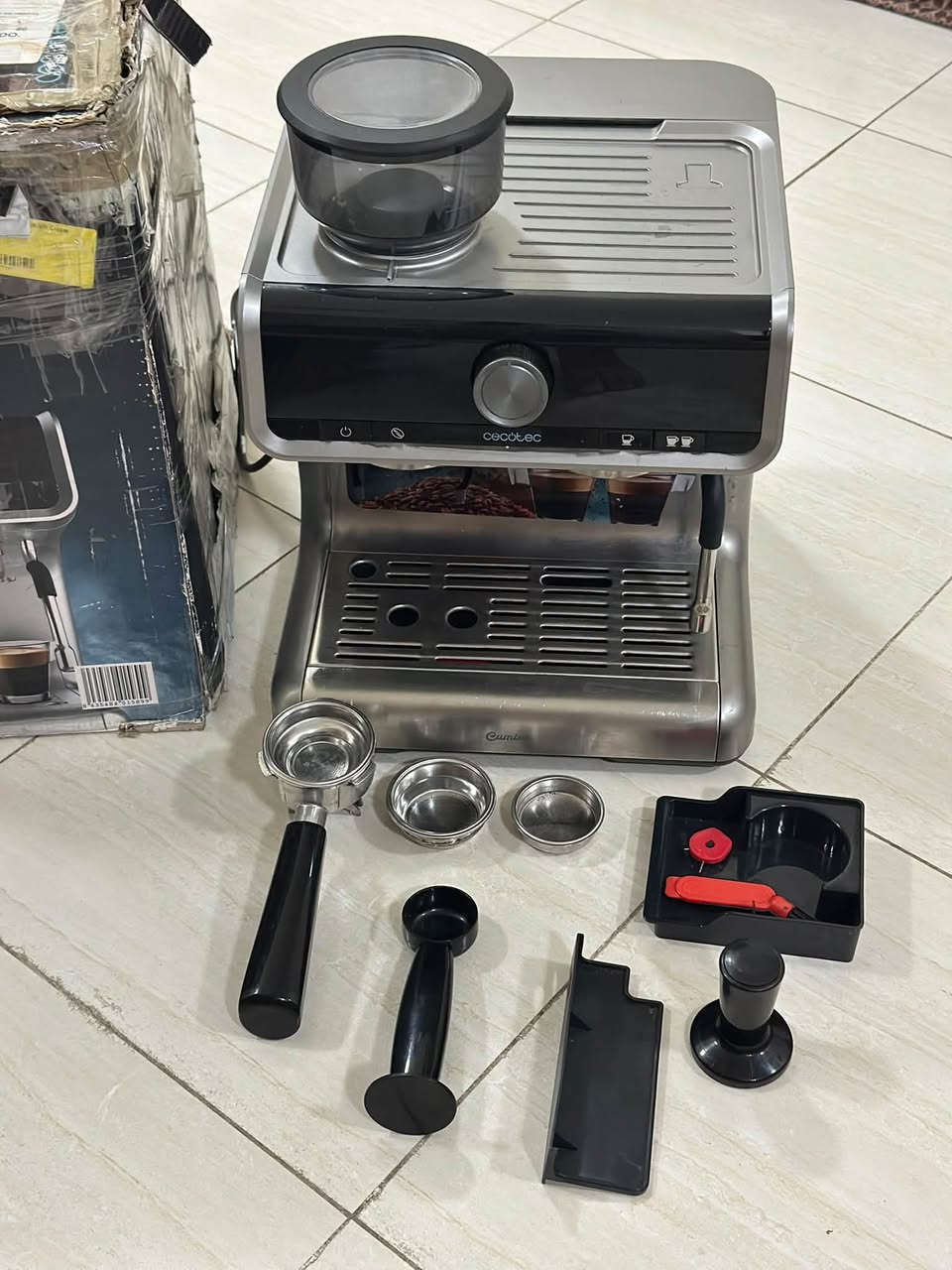 السلام عليكم عندي مكينة قهوه اسبريسو مستخدم نظيف ماركه اسبانيه سيسيكتك للبيع
غراضها كامله كما موضح بالصور بس عصا التبخير يذب مي ضعيف ينقط والتبخير شغال عادي مااعرف شنو سببها 
لان متروكه ومزدوده الفوهه اريد ابيعها ع حطتها شغاله شرط الفحص حط سعرك وراسلني خاص وتدلل السعر الي يناسبني ابيع 
*********** واتس وموجود توصيل

