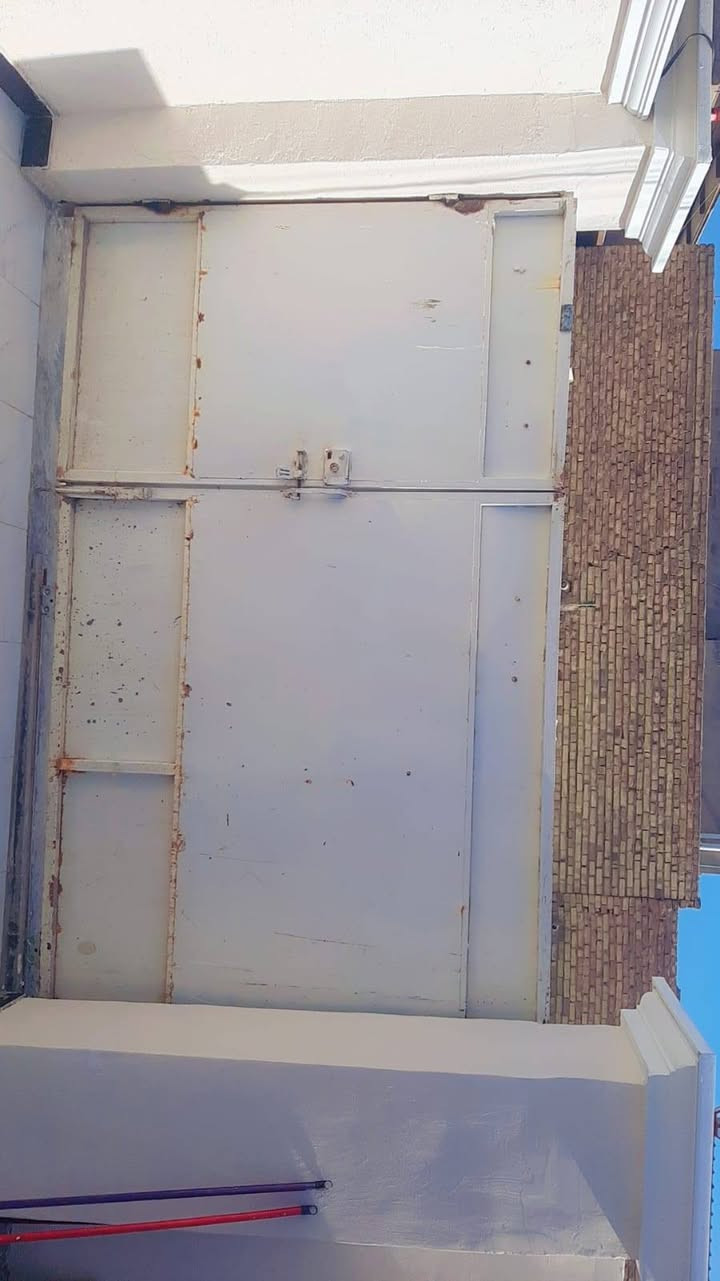 سلام عليكم
باب سلايد نضيف ب٨٥ 
***********
