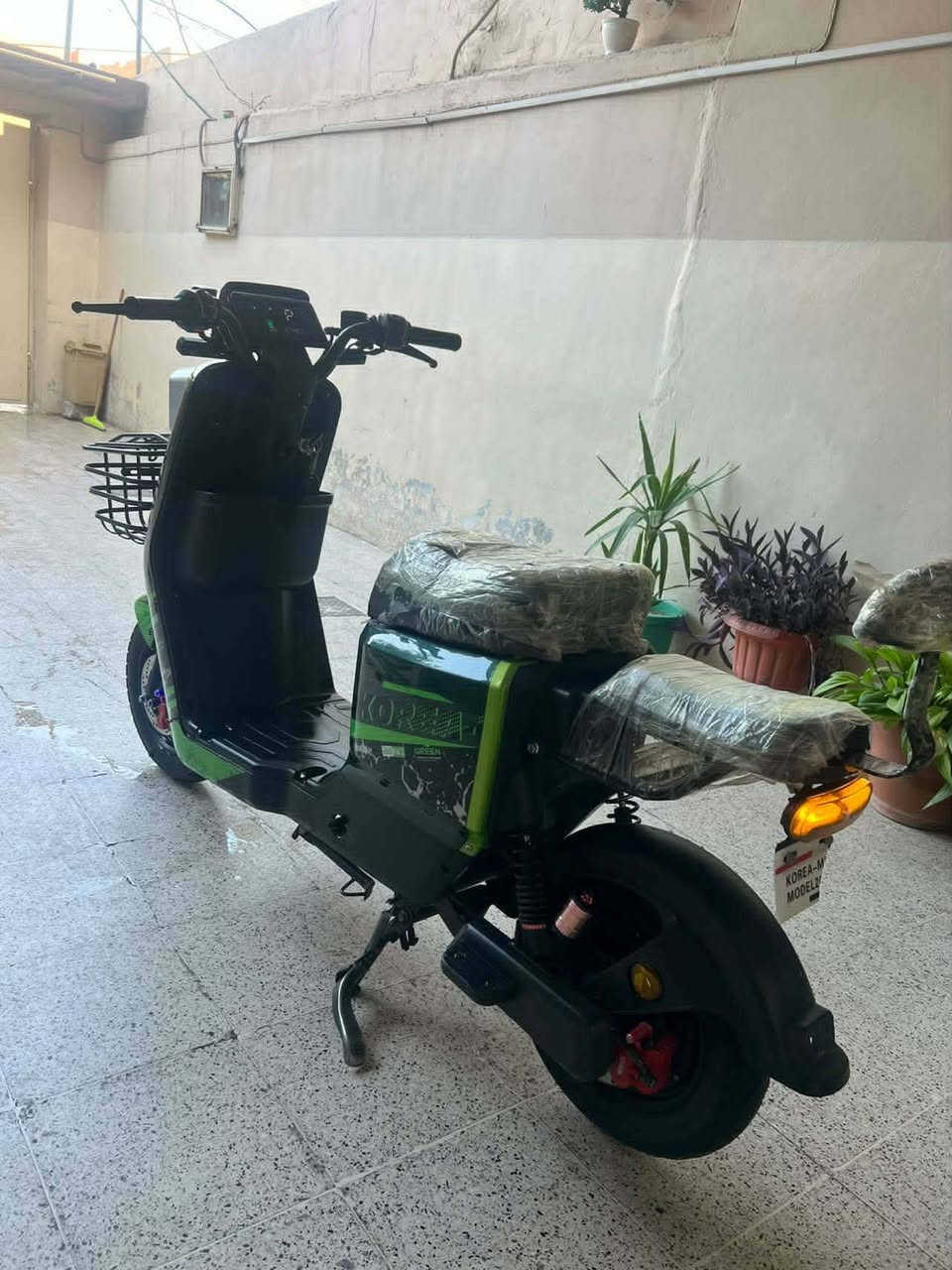 السلام عليكم
دراجة شحن للبيع 

كوريا  MR نوعية R7

يخبل ونظيف تحريكة فول 

تايرات نظاف ملف نظيف

هورن اشاير يمين يسار 

دبل إشارة 

نظام البك R

اربع سرع لايت عالي ناصي

وكافيتين عدلة وصفح

شحن موبايل USB

شاحنة اصلية

فول مواصفات 

 بطاريتين منفوخات ما يمشي

السعر 320 وبي مجال 

التواصل :*********** واتساب
