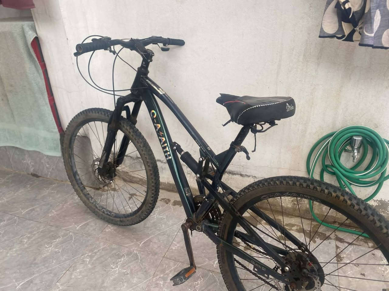السلام عليكم عندي بايسكل BMX gtr جبلي لون مميز زيتوني ميتاليك سعر الصبغ بسعر البايسكل دبلات امامي يشتغل والخلفي همين 2 دبلات يعني والويل اثنينهم فولاذ المنيوم والبريكات  دسكات شلون السياره سعر البايسكل 69 ألف مكاني بابل ويجي وياه كشن اصلي هديه
