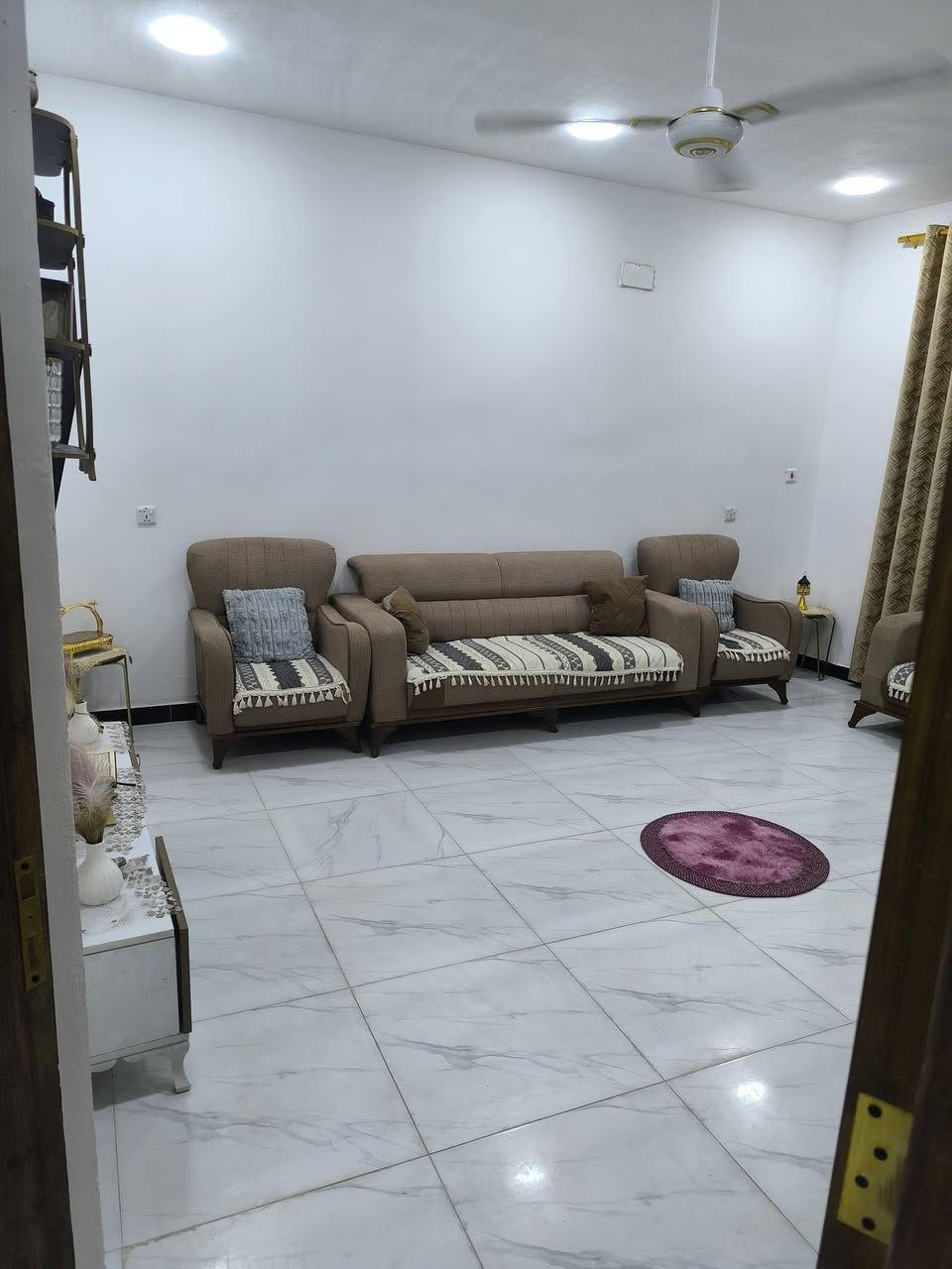 السلام عليكم بيت 100متر مربع زراعي البيت جديد جدآ بناء طابوك الأرضية رفت بيت متعوب عليه الزعفرانية شارع الكهرباء المعلمين بشارع أسواق السلام بصف أمن الوطني السعر 68 وبي مجال ***********
