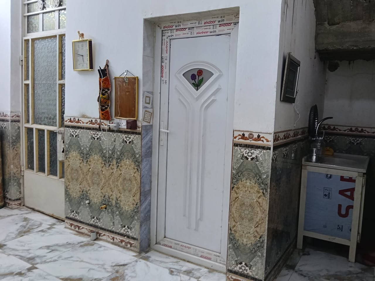 السلام عليكم دار للبيع 100 متر طابق ونص كافت خدمات بغداد الكمالية المعوقين مقابيل المدارس ***********
