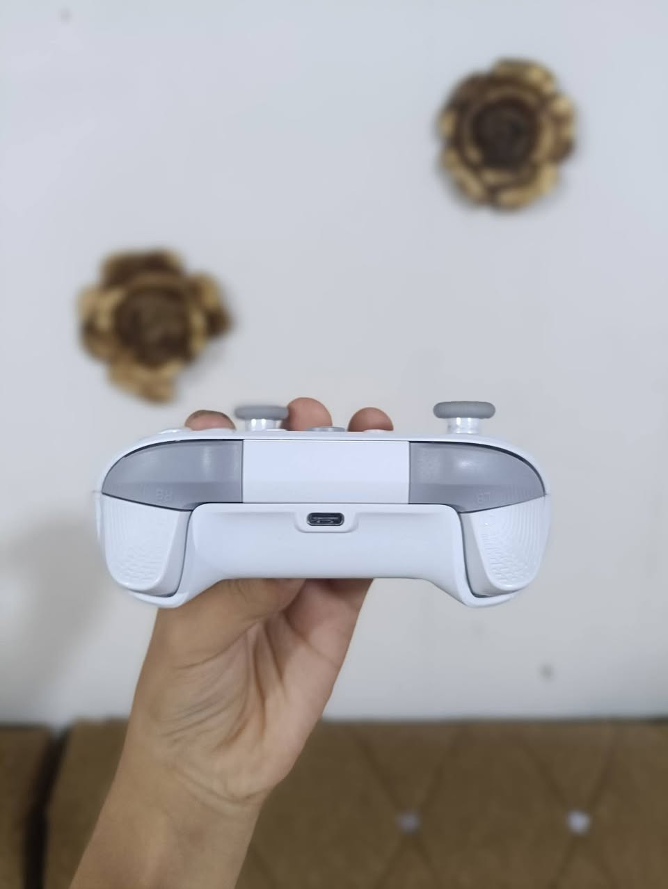 🎮 للبيع – جوستكات ألعاب احترافية 🎮
📍 العنوان: بغداد / حي العامل
📱 واتساب فقط: ***********
🤍 الجويستك الأبيض
✅ نظافة 100%.
✅ يشتغل على PC بدون أي مشاكل.
✅ يدعم Xbox لكن حسب الجهاز والتحديثات (اشتغل عندي على Xbox One Fat).
✅ أزرار Mouse Click (RB / RT / LB / LT).
✅ عصي Hall Effect ضد الانجراف.
✅ زرين خلفية قابلين للتخصيص.
✅ 5 أوضاع RGB.
✅ دنكل + شحن Type-C.
✅ البطارية تدوم من 3 إلى 4 أيام حسب الاستخدام.
💰 سعره على أمازون 45 دولار.
💵 سعر البيع: 35,000 دينار عراقي فقط.

الجوستك الاسود الثاني

نفس المواصفات مع الدنكل الاصلي
تم فتحه للصيانة، وتم العثور على مكثف مخلوع وقد يكون هو سبب العطل، لذلك يُباع كما هو لمن يعرف بالصيانة أو لقطع الغيار.
💵 السعر: 20,000 دينار عراقي (بيه مجال بسيط).
❤️ سبب البيع: عدم الاستخدام وعدم الحاجة، والسبب الثاني عندي عمرة وأريد أبيعهن حتى أكمل فلوس السفر. الله يكتب الخير للجميع. 🤍
📱 للتواصل واتساب فقط: ***********
