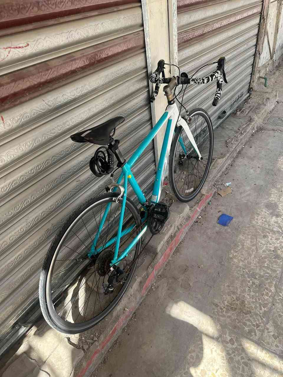 السلام عليكم جميعاً 🫰🏻♥️ …
•
•
مكلف بالنشر و البيع اقره تفاصيل المنشور

دراجة الطريق (Road bike) ماركة يابانيه للبيع
معدن الدراجة من الألمنيوم بالكامل
ابعاد الفريم : حجم 28 / قياس M 50
وزن الدراجة بالكامل : 9 كلغم
نسبه ضافتها 90‎%‎ (بيها بعض الخدوش البسيطة)

سستم الدراجة Shimano Tourney شيمانو تورني
عدد التروس او السرعات : 7/2
ويالتها المنيوم طبقتين كمبليون فتح وشد سريع

دراجة نضيفه و مرتبه فقط تحتاج تاير وجوب و تنطلق بيها

السعر المطلوب : 195 الف دينار
العنوان: بغداد / الشعب / سوق شلال / قرب مركز شرطة شارع
عدن
للاستفسار: ***********
