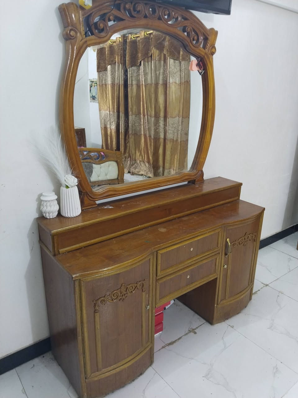 السلام عليكم من رخصت مدير الگروب غرفه اخشاب ٥ ابواب ملحق  مستخدمة شغل درجه ثانية نظيفه مثل ما واضحه اي كسر ما بيه مكان المسيب حي العسكري السعر تفضل خاص او الاتصال على رقم *********** متواجد واتساب وشراي بي خير ويدلل
