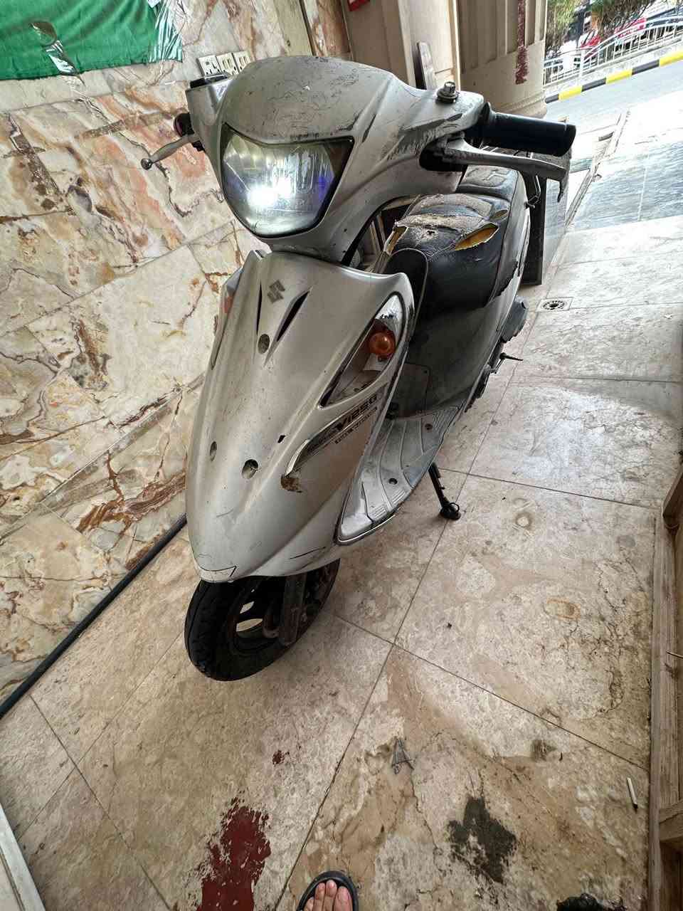ادرس قديم 
مجفته مره وحده لمكينه خرسه
كهربائياتها شغاله حساس ستاند وحساس ستيرن
نوزل 
سويت بيها حادث والدرجه شوفت عينكم كفراتها 
الستيرن مالها معووج مو الماشه لا بس الستيرن تفتح الجك نت وتعدله ميرادله شي بس اني مالي خلك اسوي 
 425 $  وبيها مجال
***********
