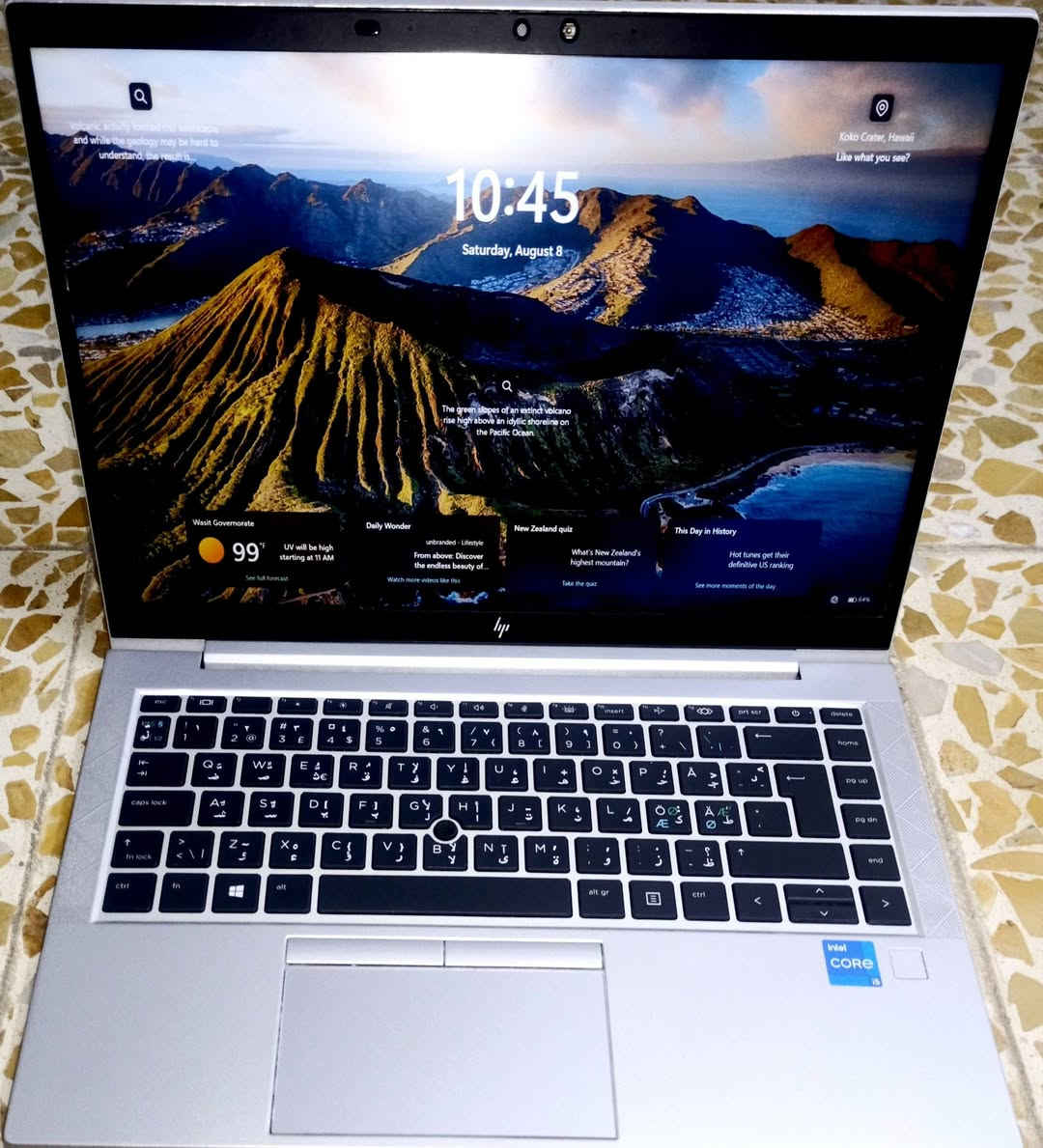 💻 للبيع لابتوب HP EliteBook 840 G8 – بحالة الوكالة (نظافة 99%) 💻
السلام عليكم.. معروض للبيع لابتوب راقي جداً من فئة رجال الأعمال والمحترفين (Business Class)، الجهاز مستعمل قليل جداً وبحالة ممتازة للغاية، نسبة النظافة 99% ومحافظ عليه بشكل تام (بدون أي شخوط أو عيوب). الجهاز مثالي للمهندسين، المبرمجين، الطلاب، وأصحاب الشركات الذين يبحثون عن الأداء العالي والمتانة.

⚙️ المواصفات:
- المعالج (Processor): جيل حادي عشر متطور من نوع Intel Core i5-1135G7 بسرعة أساسية 2.40 GHz وتصل إلى 2.42 GHz. يوفر كفاءة عالية وسرعة فائقة في معالجة البيانات والبرامج الضخمة.
- الذاكرة العشوائية (RAM): بسعة 16 GB. تضمن لك سلاسة تامة في التنقل بين البرامج وتشغيل مهام متعددة بنفس الوقت بدون أي بطء أو تعليق.
- ذاكرة التخزين (Storage): هارد فائق السرعة بسعة 512 GB SSD. يمنحك مساحة ممتازة لحفظ ملفاتك، مع سرعة إقلاع وتشغيل للنظام والبرامج خلال ثوانٍ معدودة.
- كرت الشاشة (Graphics): Intel Iris Xe Graphics بذاكرة مخصصة تبلغ 128 MB VRAM (ويأخذ بشكل تلقائي من الرام عند الحاجة لرفع الأداء). كرت مدمج ذكي وقوي، قادر على تشغيل برامج التصميم والمونتاج، وممتاز للمهام الرسومية والألعاب المتوسطة بكفاءة عالية.
* النظام: يعمل بنظام ويندوز 11 الأصلي المستقر، ومعرّف بالكامل وجاهز للاستخدام مباشرة.

✨ تفاصيل مهمة:

   1. حالة شبه جديدة: الجهاز نظيف جداً وكأنه خارج من الكارتون، ومحافظ على كامل رونقه ونظافته الخارجية والداخلية.
   2. متانة السلسلة: فئة الـ EliteBook معروفة عالمياً بهيكلها المعدني القوي المصنوع من الألمنيوم وخفة وزنها، مع عمر بطارية طويل يتحمل ساعات العمل الطويلة.
   3. أداء معاصر: مواصفات حديثة تلبي كافة متطلبات العمل والدراسة الحديثة لسنوات قادمة.

- ملاحظة للمصداقية: الجهاز تم شراؤه جديداً قبل فترة قصيرة جداً وبسعر 750 ألف دينار، والبيع الآن بداعي الحاجة السريعة وتم كسر السعر بشكل كبير جداً قياساً بنظافته ومواصفاته الحديثة.
- السعر المطلوب: 450 ألف دينار عراقي (السعر ثابت نهائي غير قابل للتفاوض).
- للتواصل والاستفسار (واتساب): ***********
