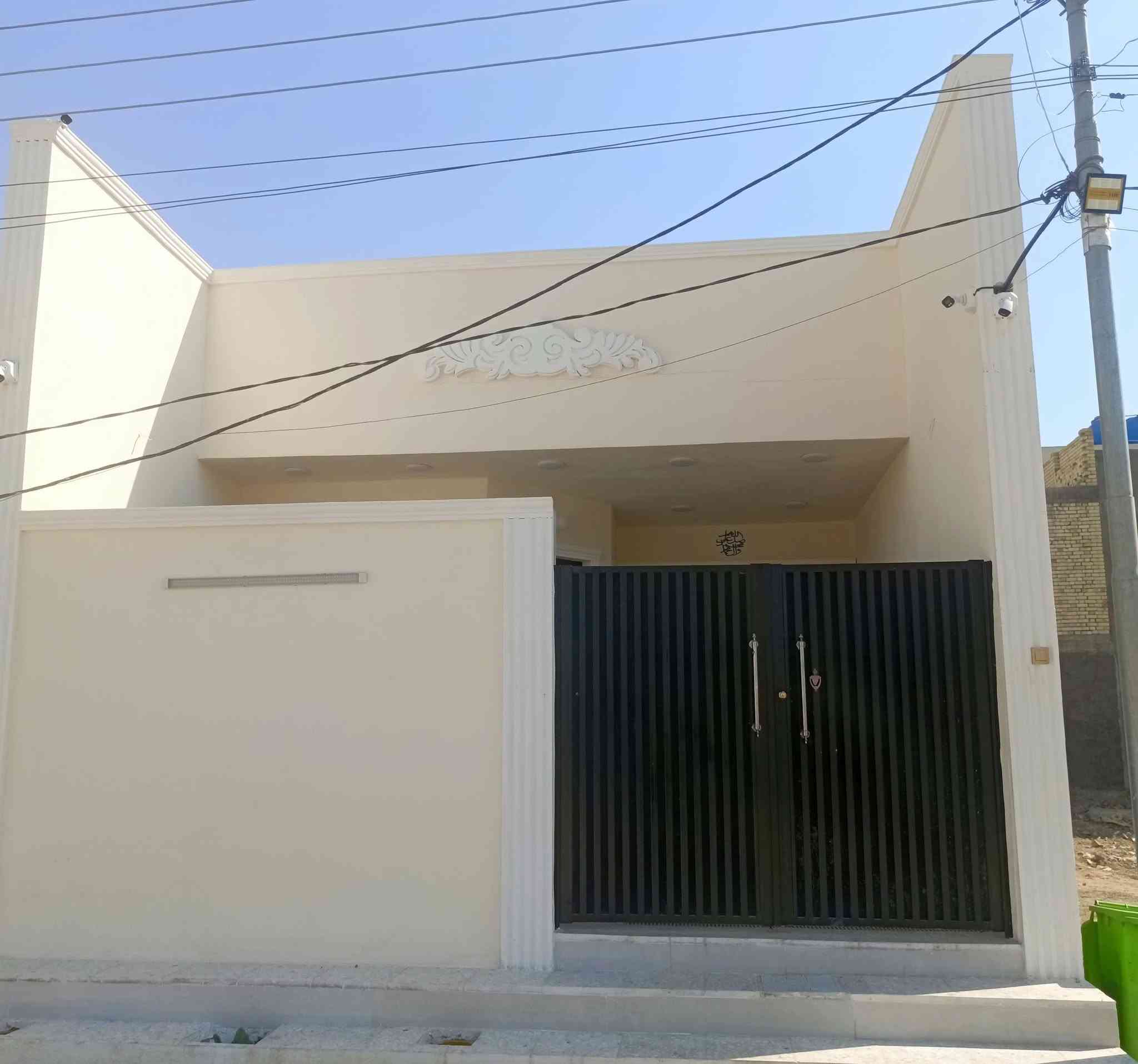 السلام عليكم بيت 125متر حي الامانه رقم القطعه ١٣٨٩بسمي بناء 2026 شغله درجة اولى ***********قريب على شارع 20
