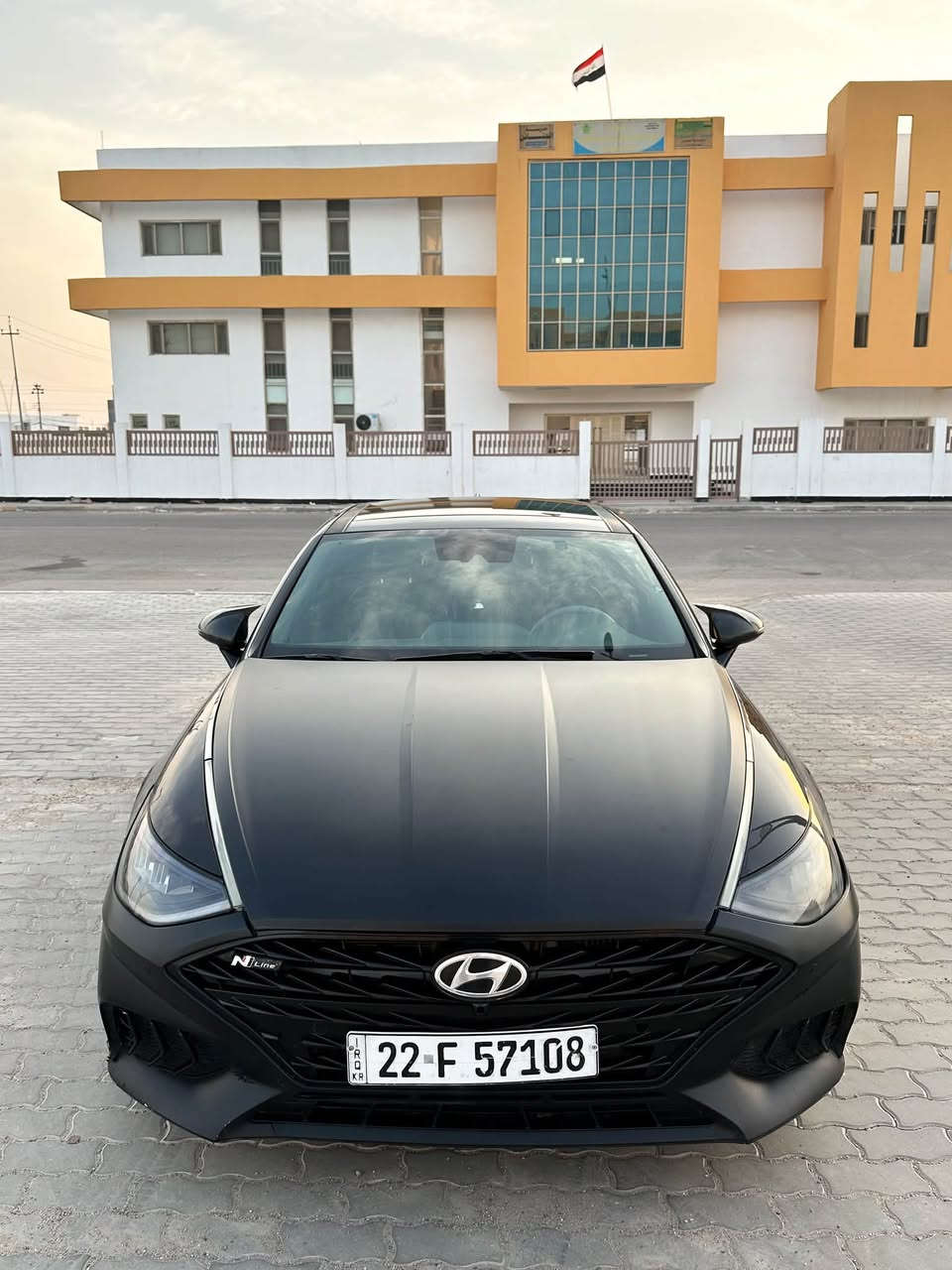 السلام عليكم
سوناتا فئة N line للبيع ..
الموديل: 2022
المحرك: Smartstream 2.5 T-GDi Turbo
نظام الدفع: FWD – دفع أمامي
القير: ثمان سرعات دبل گليتش 

ميكانيكيًا :

* محرك 4 سلندر 2.5 لتر Turbo GDi
* القوة: 290 حصان
* القير 8 سرعات Wet DCT
* نظام دفع أمامي FWD
* شفتات خلف المقود
* نظام قيادة رياضي مع أوضاع قيادة متعددة
* Launch Control
* نظام توجيه كهربائي رياضي سريع الاستجابة
* تعليق رياضي مضبوط
* تعليق أمامي MacPherson
* تعليق خلفي Multi-Link
* مكابح رياضية مطوّرة أقراص أمامية كبيرة مع تبريد وأداء محسّن
* ويل رياضي 19 إنش
* حجم التاير 245/40 R19
* نظام عادم رياضي وصوت محرك رياضي
* شاصي وتعليق معزز لتحسين الثبات والتحكم.

المواصفات الداخلية :

* شاشة عدادات رقمية LCD
* شاشة وسطية كبيرة للمعلومات والترفيه
* Apple CarPlay
* Android Auto
* شحن لاسلكي للهاتف
* تشغيل بصمة
* دخول ذكي
* ناقل حركة إلكتروني
* تحكم بالمكيف من الكونسول الوسطي
* تحكم صوتي ومكالمات من المقود
* مقود رياضي خاص بـ N Line
* مقاعد رياضية بتطعيمات N Line
* تطريزات حمراء رياضية
* دواسات ألمنيوم رياضية
* فرامل يد إلكترونية EPB
* Auto Hold
* فتحات تكييف للصف الثاني
* تكييف أوتوماتيكي ثنائي المناطق
* مرآة داخلية أوتوماتيكية التعتيم
* إضاءة داخلية LED
* مقاعد أمامية كهربائية ومدفأة
* بانوراما
* نظام سماعات BOSE بـ12 سماعة 

أنظمة الامان :

نظام تحذير من الاصطدام امامي
نظام التحذير ومساعدة البقاء على المسار
* نظام مراقبة انتباه السائق
* كاميرا خلفية
* ABS
* نقط عمياء بالمري 
* Traction Control
* حساسات ضغط الإطارات
* وسائد هوائية متعددة

الضرر :
السيارة وارد امريكي فقط البنيد والدعامية الأمامية صبغ الباقي كفالة

مكان السيارة البصرة التنومة 
للاستفسار *********** أو
***********
