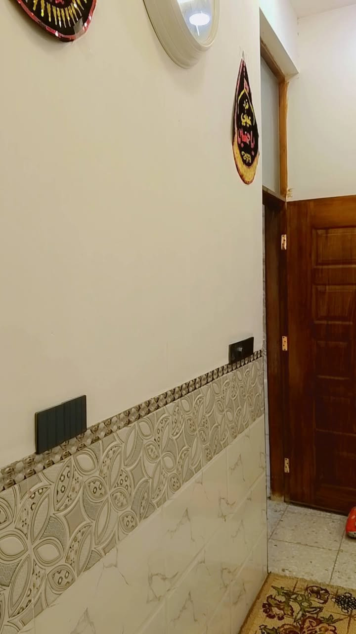 @للبيع او مراوس بقطعة ارض في الصابيات
دار سكن ملك طابو صرف في بغداد الشعلة نص قطعة مساحة ( ٨٠ ) متر . موقع جميل وسط الخدمات والمدارس قطاع الثالث بظهر الشارع الغربي شارع حسن صيني البنچرچي قرب جامع الثقلين .
بناء حديث كامل مواصفات عام ٢٠٢٥
 طابق واحد مع غرفة غير مسقفة في الطابق الثاني .
غرفة نوم ومطبخ واسع جدا وصالة استقبال
وصحيات غربي وشرقي وبيتونة وستارة ارتفاع مترين .
السعر ١٢٠ وبي مجال
***********

