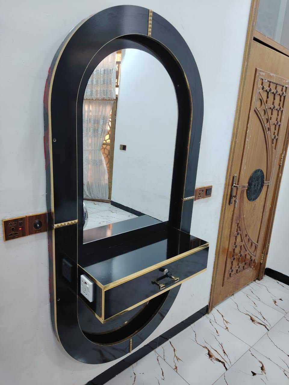 كراسي ثنين الواحد 150 وبيه مجال ومرايه وحده اسود وذهبي ب150 وبيها مجال بسيط مكان كربلاء استفسار *********** بي واتس
