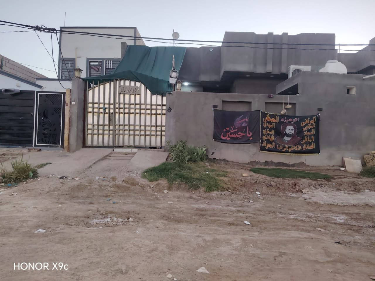 بيت  230م   سند 25 بناء طابوك أساس صب كونكريت سقف صب كونكريت يتكون من صالة  واستقبال وغرفتين  ومطبخ وصحيات داخلية وخارجية العنوان الديوانية التقيه مجاور مجمع السلام  قرب مطعم بغداد مباشر وجهة ع الشارع العام  ***********+*********** واتساب *********** او مراسلة الصفحة
