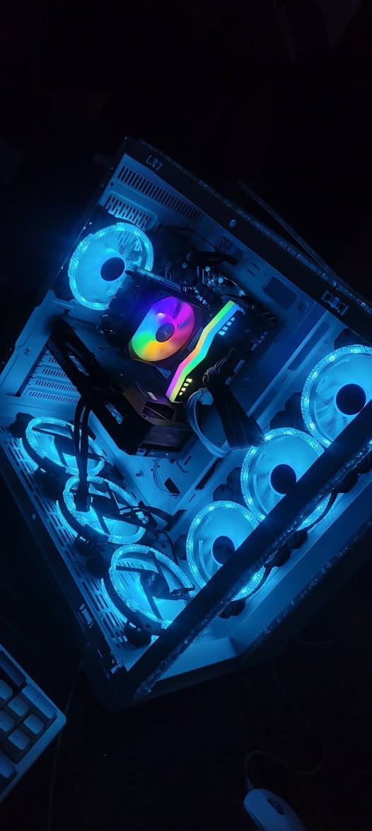 سلام عليكم تجميعة مستخدمة اقل الشهر جدا نظيفة 
RTX ASUS 5060 8GB
CORE I5 13400F 
M.2 1T
M.B ASUS PRIME H610M-K
RAM 2*8 16GB 3200 RGB
PS 700W
Case MASS M 14 ATX GAMING CASE WHITE
 مثل ماموضح مشكلتها فقط جامة الكيس مكسورة علما الجامة الجانبية موجودة 
السعر 1200 الف اخت الجديدة حرفيا فقط سالفة الجامة
متوفر توصيل - ***********
