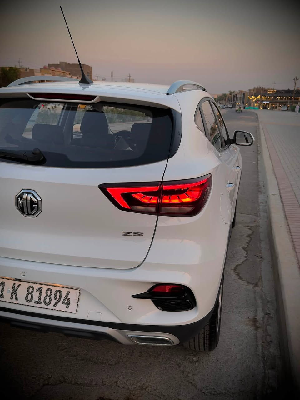 السلام عليكم ورحمة الله وبركاته
‎ MG ZS 2024 
 رقم بغداد الجديد الدولي السيارة بحالة الوكالة استلام شركة بنهاية 2025
السيارة زيرو بالضمان ماشية ( 4 الف )
بيها ملاحضات بسيطة سويتلها سونار مرفق ويا الصور
مواصفات السيارة 
* الموديل: MG ZS 2024
* محرك: 1500 اقتصادي 
* اللون: ابيض 
* ناقل حركة: أوتوماتيك
*  تشغيل بصمة + دخول ذكي
* بصمة ابواب
* ستيرن جلد ( تحكم جهتين ) 
* حاكية للإتصال والرد على المكالمات
* بلوتوث + USB
* شاشة لمس كبيرة متعددة الوسائط (اندرويد اوتو + كار بلي)
* كامرة خلفية دوارة 
* حساسات خلفية 
* هاند بريك دكمة 
* نظام اوتو هولد 
* نظام نزول منحدرات
* بصمة عدد ( 2 )
* تبريد قطعتين + تدفئة 
* لايت زنون عالي + ناصي
* لدات نهاري 
* بك لايت LED
* مرايا كهرباء + اشارات بالمري 
* كشافات هالوجين
* مثبت سرعة ESP
* مانع انزلاق المكابح APS
* حساسات نظام مراقبة ضغط الإطارات TBMS
* جنوط أصلية 
* ويل كب 
* ايرباك AIR BAG عدد ( 2 )
* حاملات اكواب عدد ( 6 )
* سبير منازل من الجنطة ولا مفتوح + المعدات كاملة الأصلية غير مفتوحة

السعر 112 و بيها مجال بسيط وماكو بهيج سعر زيرو 
مكان السيارة بغداد / حي الجهاد  الضباط
رقم الهاتف / *********** اتصال أو واتساب
