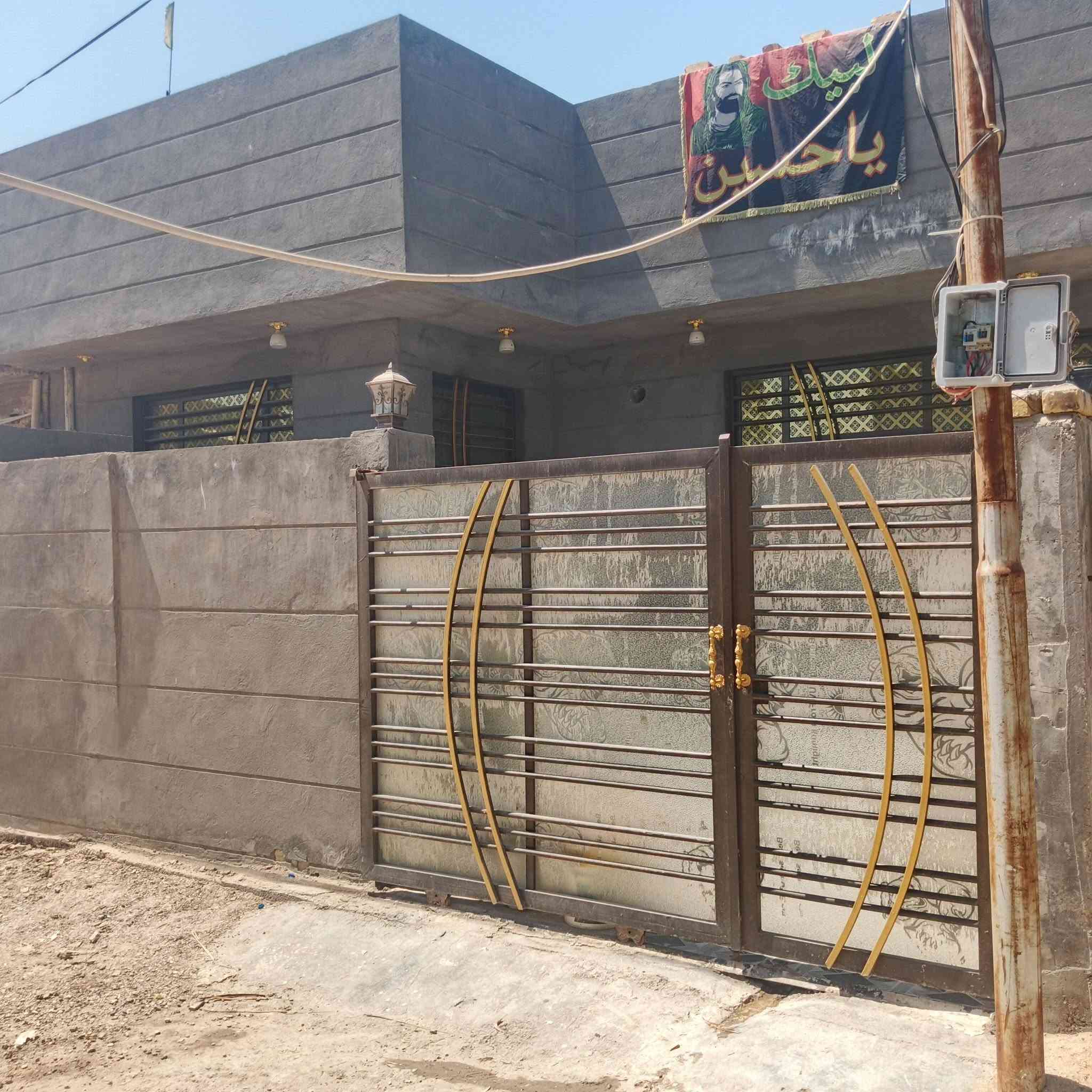 السلام عليكم بيت للبيع في منطقه البصيرة خلف بيت ابو يوسف الحداد بيت طابوك ومرتب مبني جديد 135 متر الواجهية 9 والنزال 15 رقم الموبايل *********** بي واتساب
