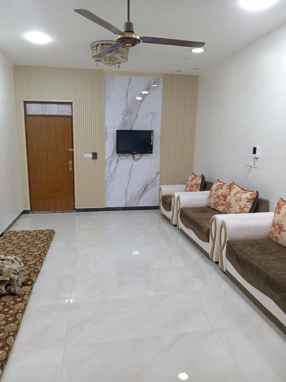 دار للبيع  طابق ونص في منطقه حي الصديق طابو صرف بأسمي قرب شارع المطار بضهر جامع الحليم الي على شارع المطار رقم العقار ١٠٣١ مساحه ١٥٠ متر ٧ونص في ٢٠ يحتوي الطابق الأرضي على گراج كبير استقبال ٦ونص في ٤ مطبخ ٣في٤ ونص حولي درج  ٦في٥ غرفه ٥ في ٤ وصحيات خارجيه وداخليه
حمام ١٧٥  في ٢٧٥  منور ١٧٥ في ٤ الطابق الثاني غرفه نوم ٥ في ٤ بيتونه كبيره  وحمام سقفهن سندويج واكو غرفه اضافيه للأطفال سندويج بنل للاستفسار أكثر *********** واتساب
***********كورك
