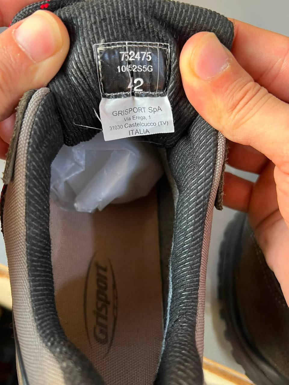 greaport italy waterproof
size_42
orginal
بلە غیر مستخدم 
ئورجینال وکالە 
ایطالی
نظافە %100
توصیل جمع
***********
