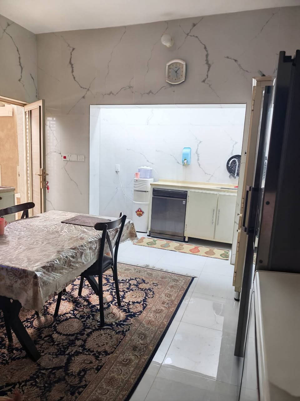 بيت للبيع في تموز مساحته 277 م سند واقع حال 288 م
الواجهة 16م النزال 18م
الطابق الاول// مطبخ حار وبارد وهول واستقبال وصالة ولوندري وغرفتين نوم احدهما ماستر ومجاميع صحية عدد 2
وكراج وحديقة
الطابق الثاني// غرفة نوم واحدة
داخل فرع اسواق النرجس
للاستفسار  يرجى الاتصال بالرقم ***********

