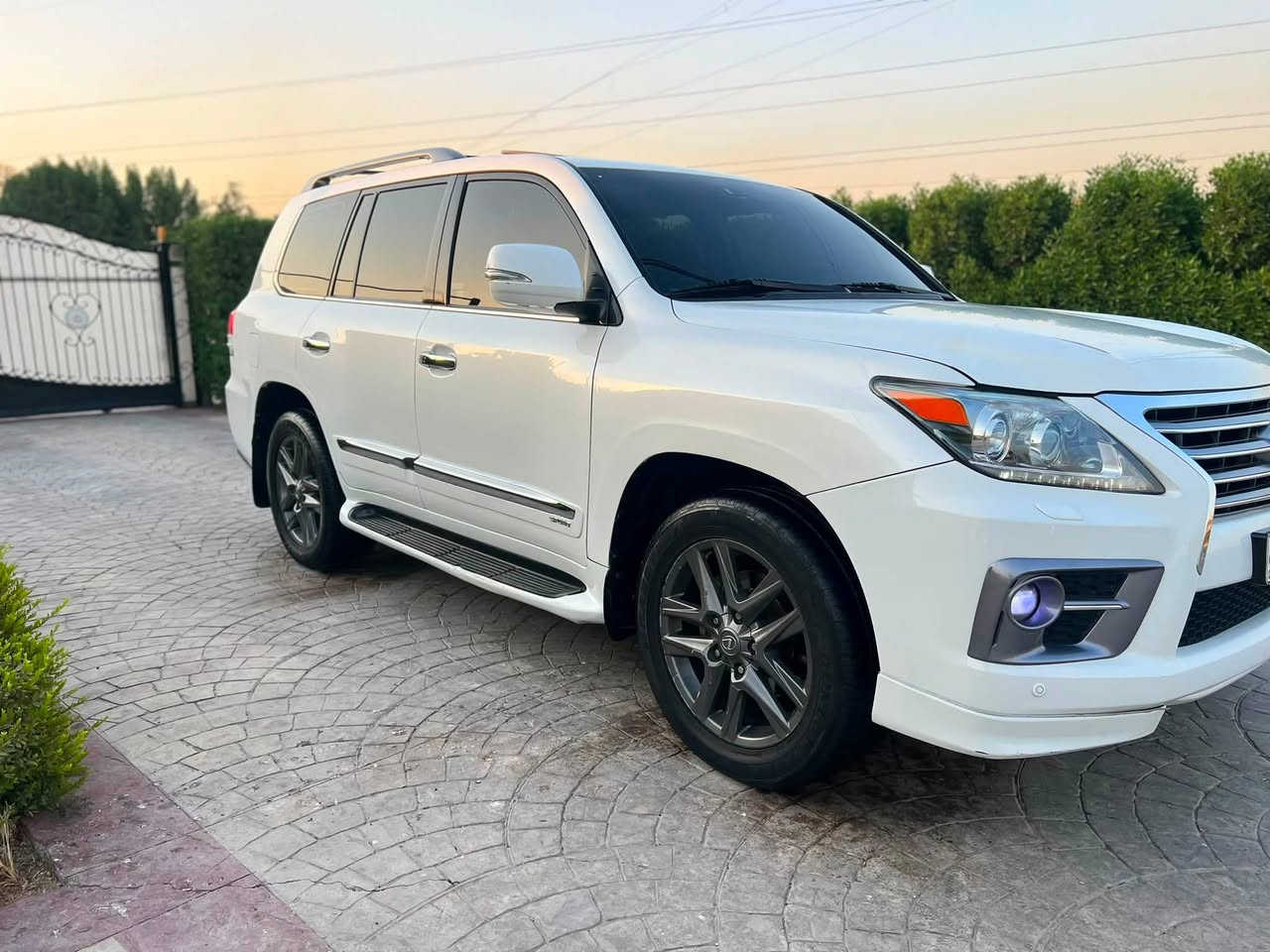 السلام عليكم
لكزس 2013 LX570 خليجي بريم 

فول موصفات 

بصمه-فتحه-راداد-كامير-كشنات تدفئه وتبريد -ستيرن كهربائي-صندوق شفط _جكات _داخل مشمشي 

سياره جهازه  من كلشي وجديده 

مكان بغداد

الاتصال

***********
