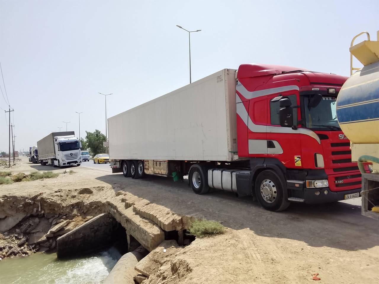 السلام عليكم 
براد شمتز 2004 ما مربوط سمك 7لا دوسه ولا دفعه شاصي جديد تخم تاير مجموعه مارسدس ثلاجه ومطبخ قاعده سبيرات ارتفاع ستندر 265 جهاز اس بي ثري شرط التنزيل غاز 134 براد جاهز للشغل سعره 87وبي مجال مكاني واسط عزيزيه للاستفسار ***********
