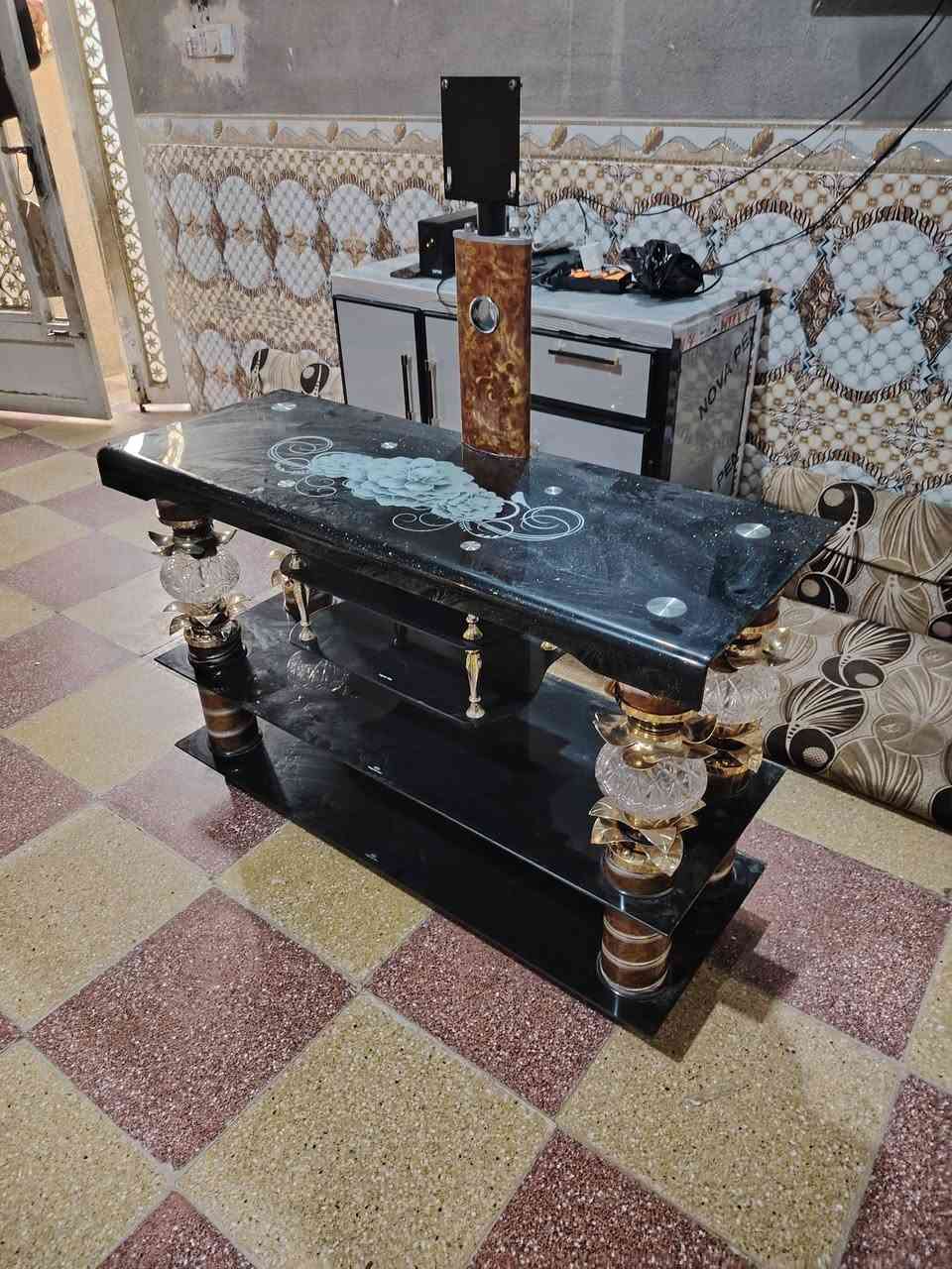 ميز بلازمه جديد مثل ما موضح كدامك سعره 50 لتواصل ***********

