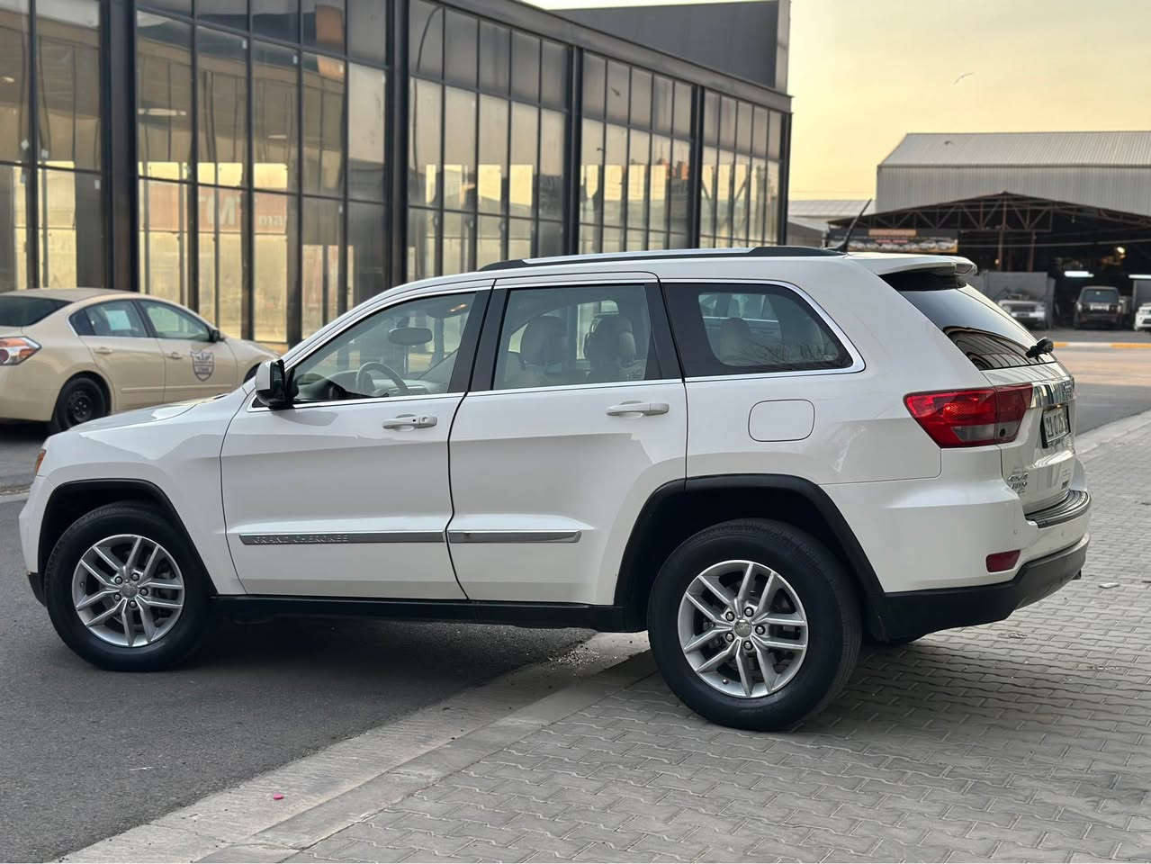 Jeep Laredo 2011
ده‌بڵ ئاكسل سڵاید نیه‌
١٣٦ هه‌زار رۆشتووه‌
بۆیاخی نیه‌  دوو سێ په‌ڵه‌ كارتئ هه‌یه‌ 
سه‌یاره‌كه‌ زۆر تازه‌ ماوه‌ته‌وه‌ 
گیر و مه‌كینه‌ به‌شه‌رت 
سه‌نه‌وی تازه‌یه‌ 
سعری ١٣٥ گه‌ڵا و مه‌عامه‌له‌
*********** السليمانية, العراق
