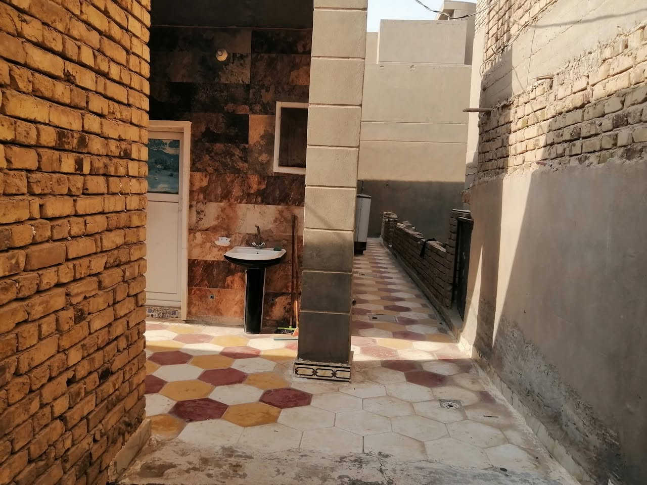 بيت اوقاف ٢٠٠م غرفتين وصاله واستقبال ومطبخ وصحيات داخليه وخارجيه. خدمات كامله مجاري وماء. وتبليط.وكهرباء ونت. حي النهضة الثالثه قرب جامع شاكر هندس ***********
