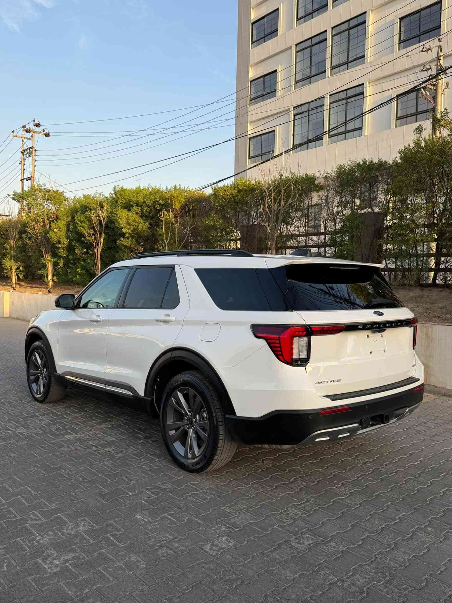 سيارە:-   FORD EXPLORER 2025
رۆیشتن : ٣١ هەزار مایل
نرخ: ٣٣٠$ 
مەکینە : ٤ پستن ٢.٣ تۆرب
مواسەفات :  ACTIVE  دبل اکسل ٤*٤ پانوراما کوشن جلد کشن هیتر صندوق کهربائی بەسمە شەغال شاشە کەورە هتد 
زیانەکان : یەک دەرگای سبغە دوو جێگای کارت و pdr  
ئێرباک : نە تەقیوە هەمووی بەشەرت  
رقم شاسی : 1FMUK8DH7SGA07415
شوێنی سەیارە : اربیل
کۆرەک : ***********
ئاسیا سێل : ***********
شرکە رێبوار سالار صالح 
هەولێر جادەی ١٠٠ مەتری  بەرامبەر کۆمپانیای سعد
………………………………………………..
السيارة:-  FORD EXPLORER 2025
ماشية:- ٣١ واحد الف
سعر: ٣٣٠$ 
محرك:- 4 سلند  2.3 توربو 
مواصفات:- ACTIVE
حادث : بس واحد باب وية شبرين جاملغ امامي 
ملاحظة :  رقم شاصي صور حادث منشور  
1FMUK8DH7SGA07415
مكان سيارة : اربيل 
تفاصيل اكثر الاتصال علی ارقام التاليه 

كورك : ***********
اسيا : *********** 
شركة ريبوار سالار صالح 
اربيل شارع ١٠٠م مجاور شركة ازاد
