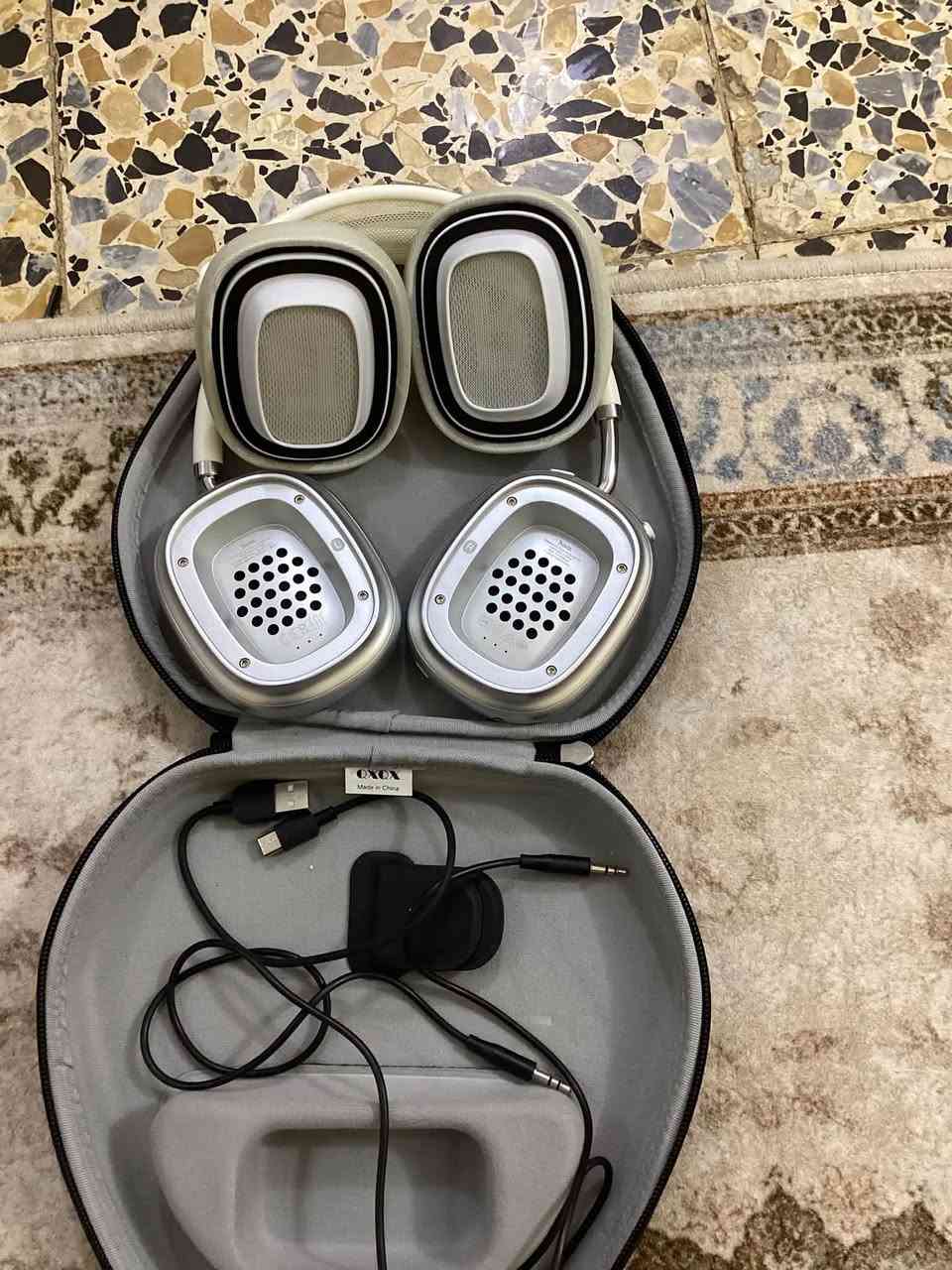 سماعه hoco للبيع مع جنطة جلد بسعر 40 للتواصل مع رقم *********** واتساب يوجد ملاحظه يوجد كسر بسيط يتعالج
