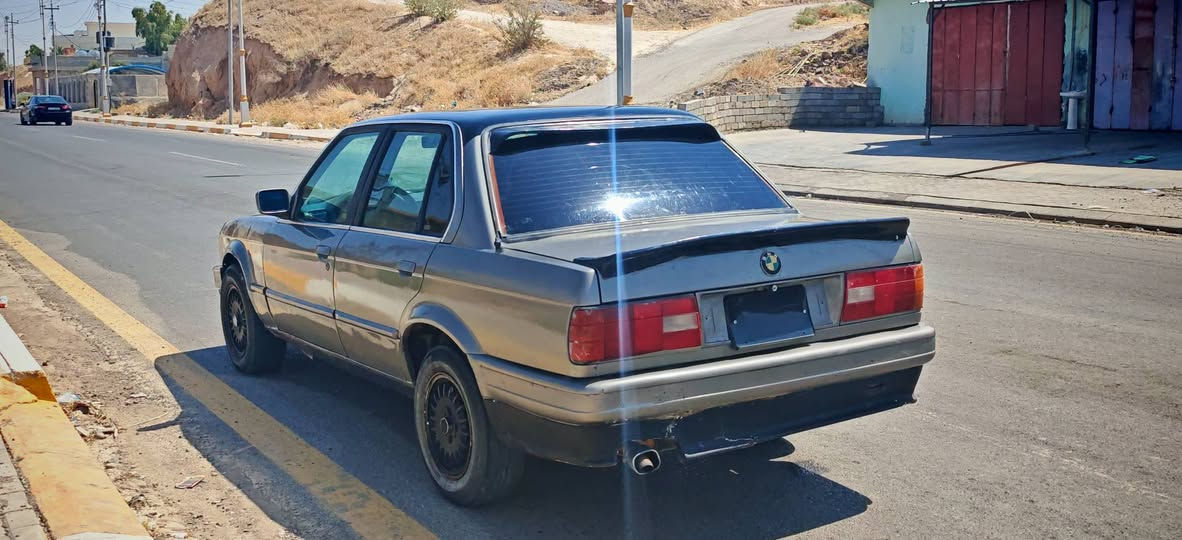 Bmw E30 زعره
گير و محرك شرط رقمها فحص 
 شادلها گير جديد 
محرك 4 سلندر 
السياره نظيفة و گاعده 
ملاحظة گير عادي 
 مكاني الزويه 
السعر 17 وبيها مجال
هاتف ***********
         ***********
