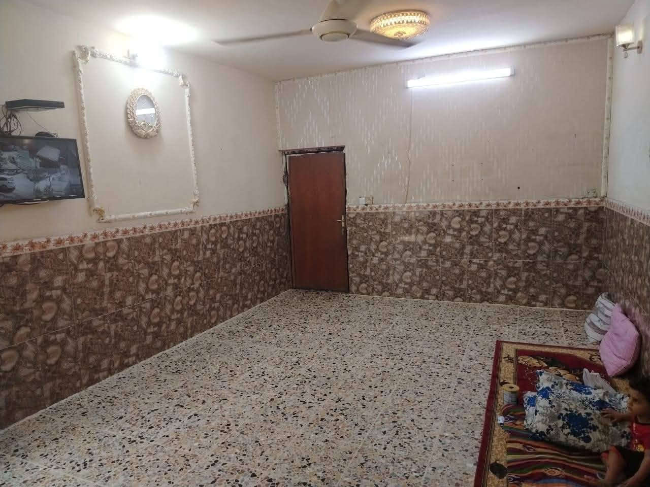سلام عليكم بيت للبيع 150 متر الواجهة 7ونص الشعلة أم نجم شارع 20 قرب شارع النهر البيت يحتوي على استقبال ومطبخ وحوالي صحيات 3 
6خرف نوم 2جوة و4فوك البيت كامل بسمي تحويل ثاني يوم السعر 250وبي مجال أي استفسار ***********
