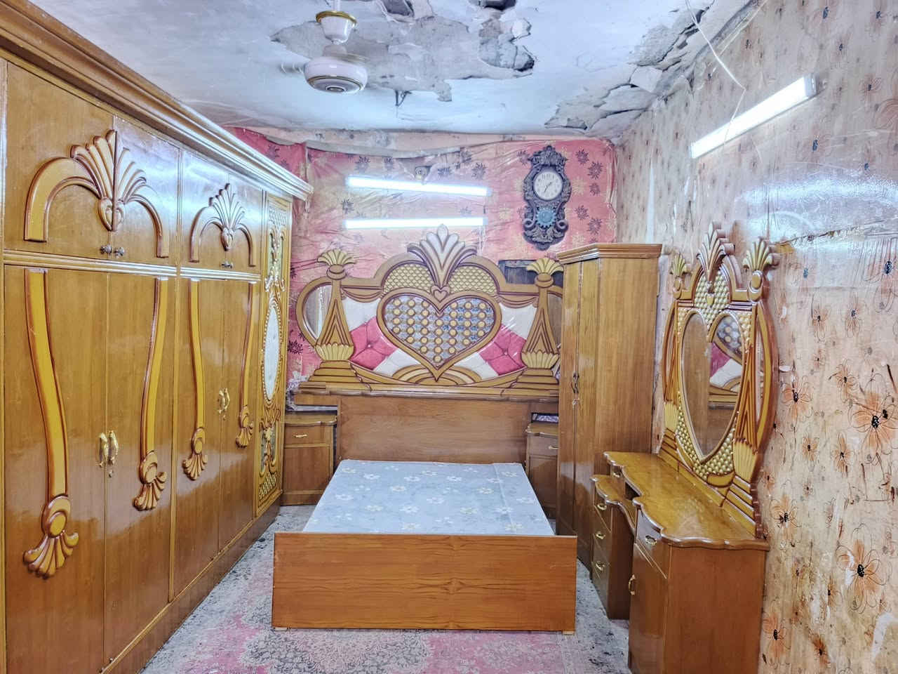 غرفه اخشاب ست ابواب ملحق للبيع ***********السعر 650صاج  الضهر جرجوبه الزاويه كنتوريه موديل حديث العنوان بغداد وكو توصيل متواجد وتساب

