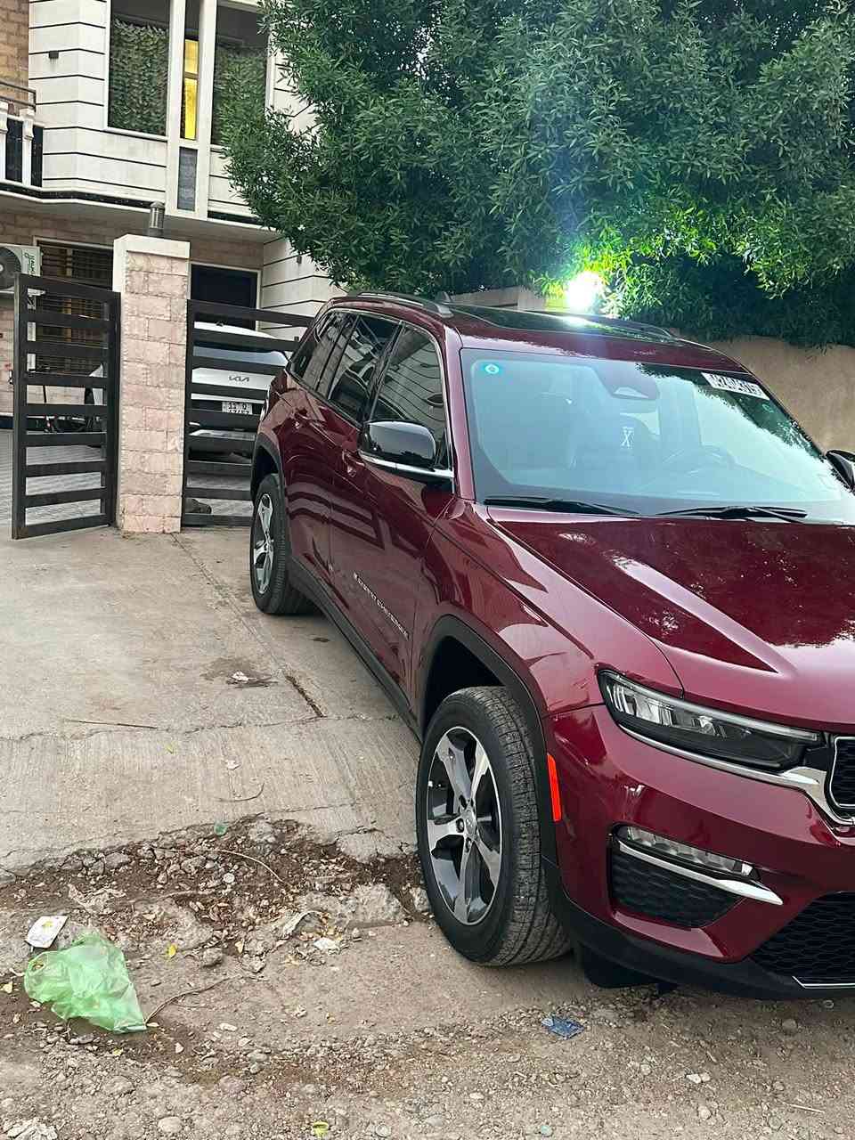 السلام عليكم
🔥 للبيع جراند شيروكي 4xe هايبرد 2023 🔥

🚙 Jeep Grand Cherokee 4xe Hybrid
📅 موديل 2023
📏 ماشية فقط 14,000 ميل
⭐ فول مواصفات
🎨 القطع المبدلة نفس لون السيارة
🔋 هايبرد Plug-in 4xe

السيارة نظيفة ومواصفاتها عالية، وممشى قليل جداً بالنسبة للموديل.

⚠️ للتوضيح: السيارة بيها ضربة  بالجاملغ والباب  وايرباك البردة طاك كما موضح بالصور وتم تبديلهن، والقطع المبدلة نفس اللون.

💰 السعر: [31000$]
📍 المكان: بغداد
📞 الاتصال/واتساب: [***********]
