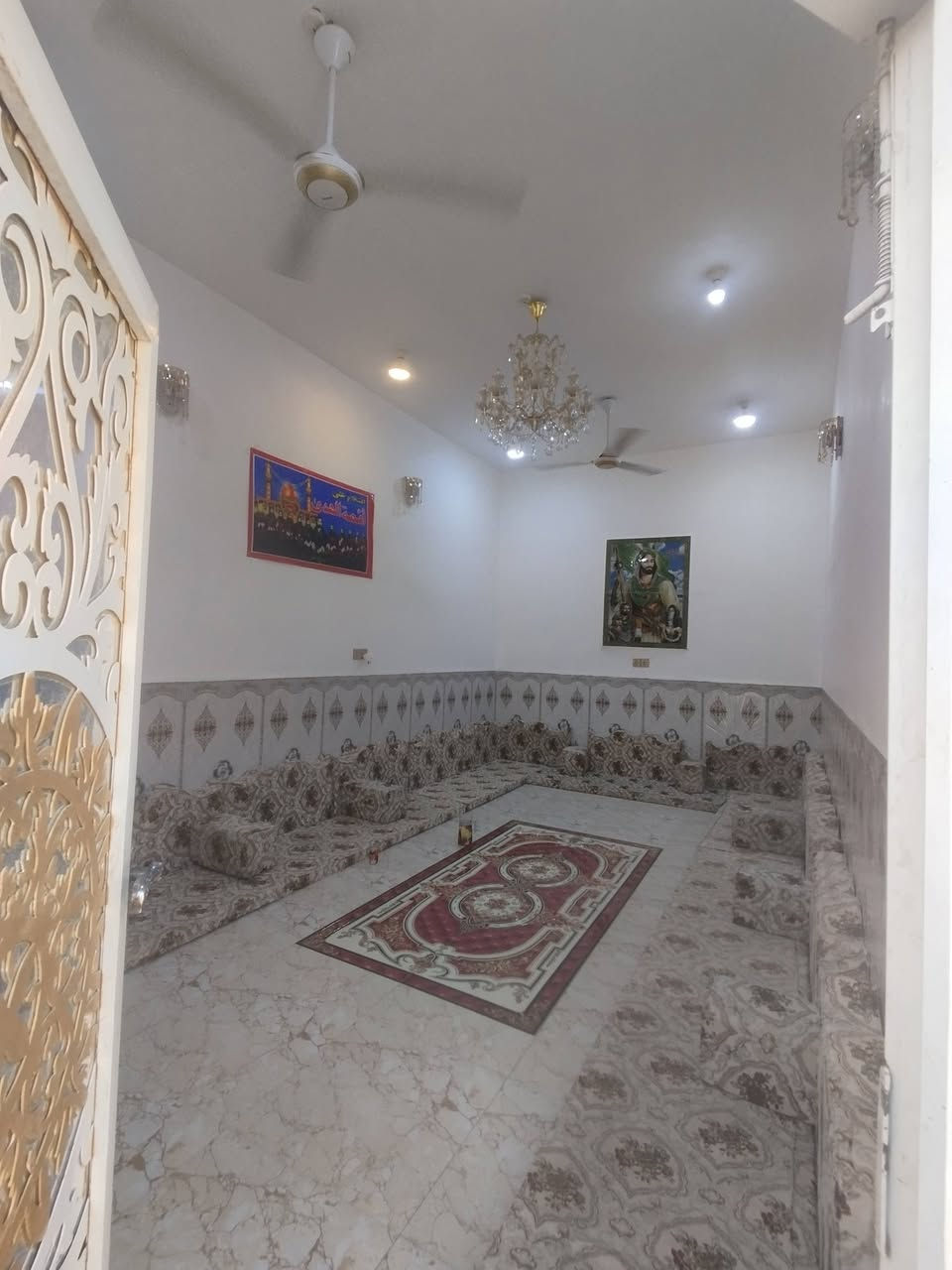 بيت طابو صرف للبيع بسعر 135 قفل (سعر نهائي)
بحي العسكري الثاني مقابيل المصفاية ثالث بيت عن الشارع العام الرئيسي 
بيت كلش مرتب وحديث بناء متعوب عليه مثل ما موضح بالصور
مساحة 200 متر
يحتوي على غرفتين واستقبال كبير وصالة ومبطخ بمساحة واسعة وصحيات خارجية
للتواصل والاستفسار مراسلة الصفحة
او واتساب ***********
