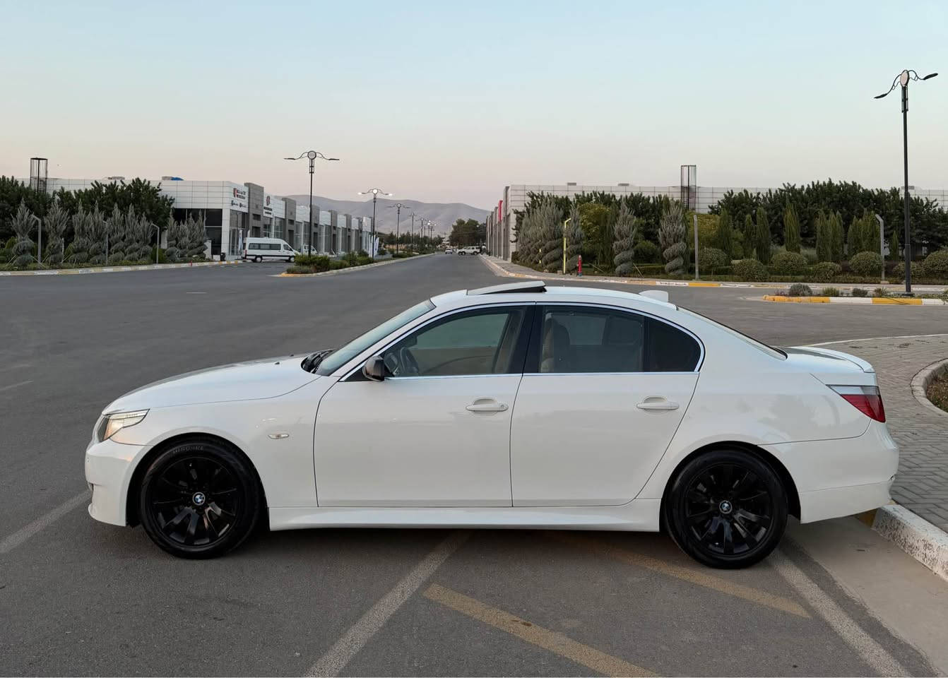 BMW 525i 2007 چاوبرۆ
مەکینە نۆزڵ کورتی مەرخوب
سەیارەکە بڕاوەی دوبەیە بەڵام تابڵێی توندو.تۆڵە هەیکەلی زۆر جوانە ڕەسمەکان وازحە مەکینە.و گێڕی بە شەرت نەکراوتەوە کارەبایی و تەقەو ڕەقەو هەموو بەشرت تەبرید لەگەڵ سلفا چوار تایەی لۆکی حەفتەیەکە بۆ بەستراوە سەیارەکە ناوی لۆکە لە دەری پاکترە هەموو گیانی ئیش ئەکات قەپات مواصفاتە 
بەسمە-سڵاید- ۳ پەردە کوشن کارەبا و کوشن خەزن فۆڕمیکا
سەلاجە و شاشە و خۆی چێکی خۆی ئەکات سعری 52 گەڵاو مەجالێکی زۆر کەم شوێن سلێمانی سەیارەکە کۆدی نییە و حازرە بۆ کۆد کردن ماڵی مەدەنی بەشەرت *********** السليمانية, العراق

