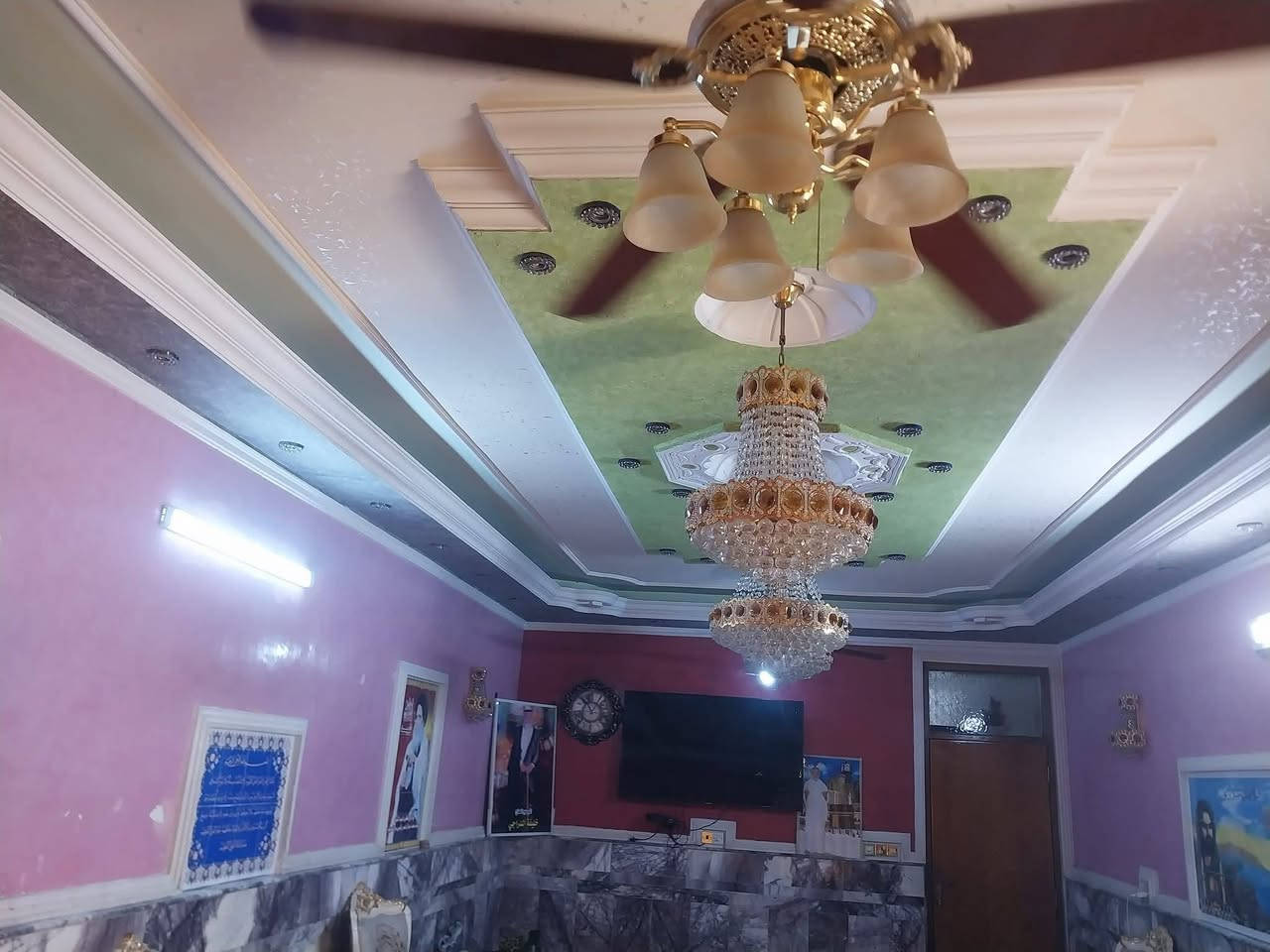 السلام عليكم
دار للبيع بناء حديث ونضيف جدا
موقع الدار في اورفلي قرب جامع المصطفى 
المساحة الكلية 300متر كامل 

صالة .. هول داخلي .. حولي كبير ..مطبخ سيراميك .. صحيات عدد 3سيراميك .. غرف نوم عدد ٧ .. طرمة وترك خلف البيت .. مخزن كبير في السطح الاول 
ارضيه الطابق الارضي كرانيت
ارضيه الطابق الاول سيراميك
للاستفسار الاتصال 
***********
