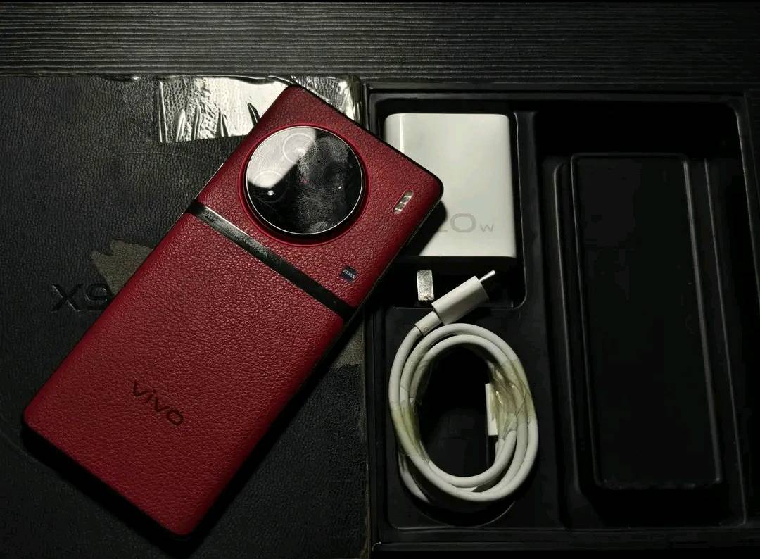 vivo x90 pro plus 
صيني روم عالمي 
معالج سنابدراكون 8 جين 2
اقوه عدسات من زايس 
شحن 120 واط
دبل خط 
نضافه 95%
السعر 475 الف
للتواصل ***********