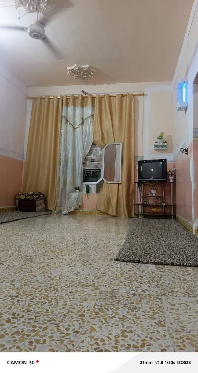 السلام عليكم،، مكلف بالنشر بيت للبيع العيثات مساحه 500متر بيت حديث يتكون البيت من استقبال وغرف نوم عدد 2زائد هول زائد هول مجمع ومطبخ زائدبيتونه وغرفه نوم طابق ثاني  ارضيه كاشي وسقف ثانوي المطبخ سيراميك السطح استايگر، مبايل ***********

