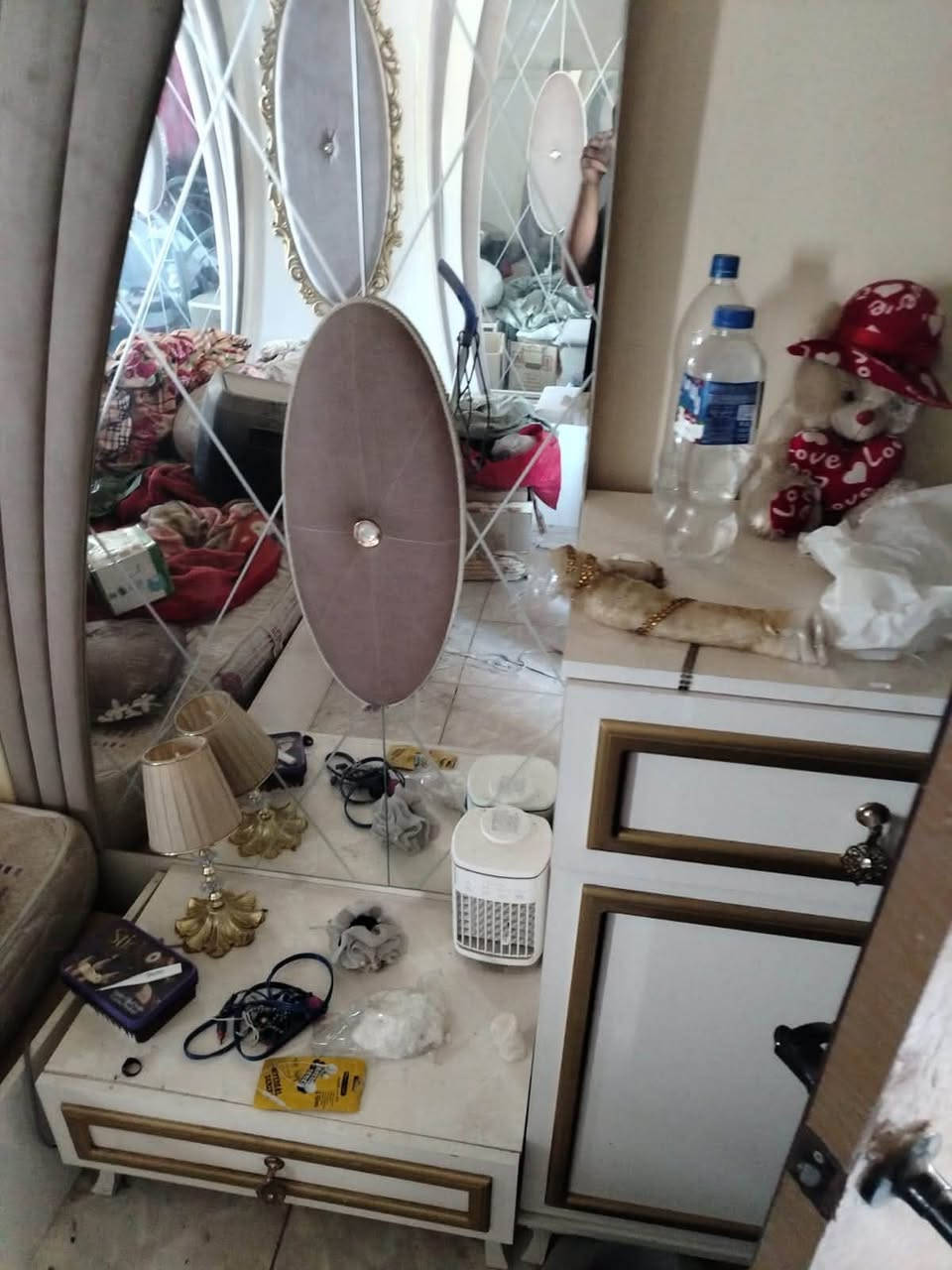 السلام عليكم 
غرفه نوم استعمال ٣ سنوات بيهه فقط باب صغيره مكسور والباقي شوفه عينك وتجي وتشوف بعينك 
السعر ٤٠٠ وبي مجال قليل مكانهه النجف قريه الغدير 
***********
