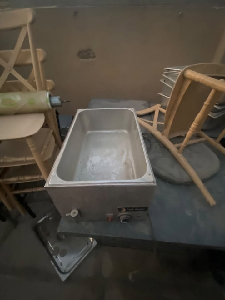 مستعمل للبيع
منقله متحركه ب٢٥٠ الف 

فرن كومبير ب٣٠٠ الف 

قلايه فنكر مقرمشات ب٢٥٠ الف

كرل فحم حجر ب٣٥٠ الف هوه وميزه 

براد منضدي اي سي ام ايطالي ب٤٥٠ الف 

حمايه تمن ريزو ب١٠٠ الف
استعمال قليل بس يرادلهن تنظيف لان متروكات 
الشراي يراسلني واتساب *********** مكاني بغداد
