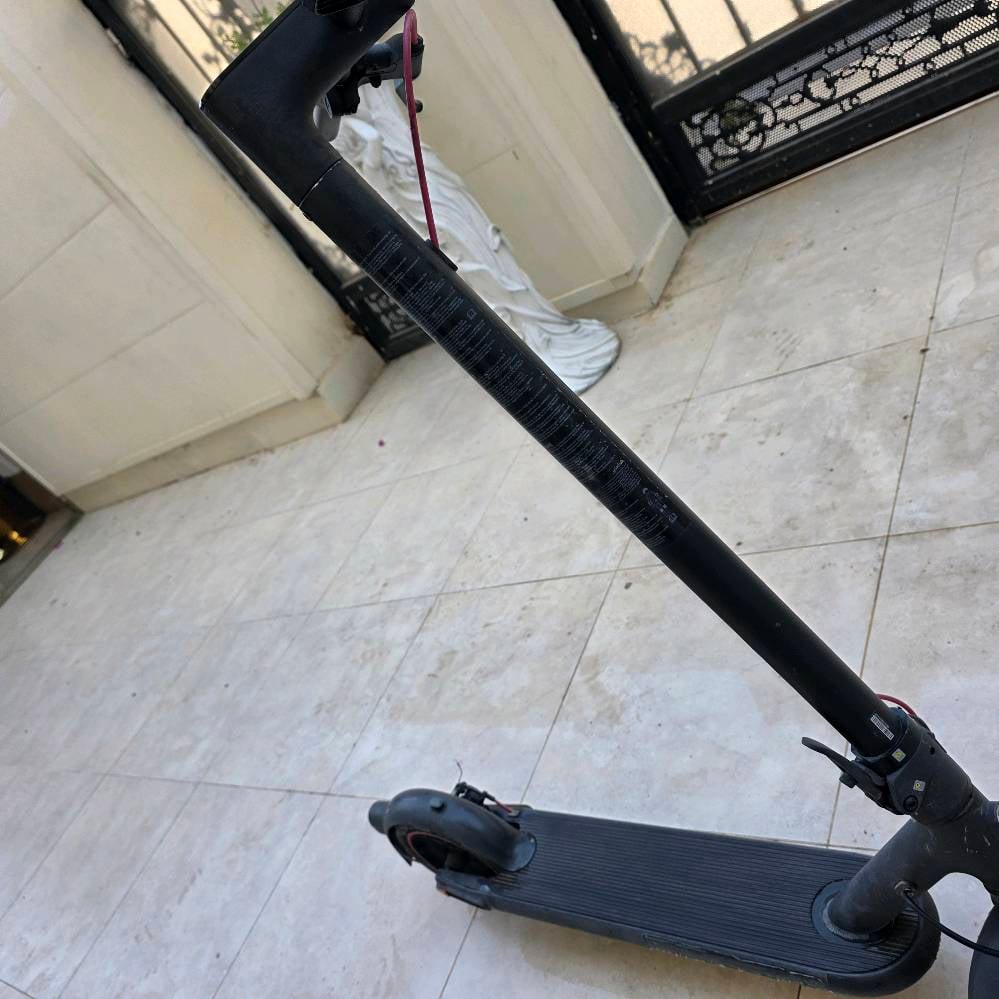 سكوتر شاومي 4 برو مستعمل للبيع
 المواصفات: 
الممحرك: قوة تصل إلى 700 واط لسهولة الصعود على المنحدرات (حتى 20%).
 * السرعة القصوى: 25 كم/ساعة مع 3 أوضاع قيادة (المشاة، العادي، الرياضي).
 * البطارية: ليثيوم أيون (Lithium-ion) فائقة القوة بسعة 12,400mAh / 446Wh مزودة بنظام حماية ذكي (BMS).
 * المدى: يقطع حتى 55 كم بالشحنة الواحدة.
 * الإطارات: مقاس 10 بوصات مقاومة للثقوب (Xiaomi DuraGel) لتنقل مريح وسلس.
 * الأمان: نظام فرامل مزدوج (E-ABS إلكتروني أمامي + فرملة قرصية خلفية).
 * التحمل والإضاءة: هيكل قوي من ألومنيوم الطائرات يتحمل حتى 120 كغم، مع إضاءة LED أمامية وخلفية ممتازة.
 * الميزات الذكية: شاشة LED + اتصال بالتطبيق المباشر (Mi Home) عن طريق البلوتوث لقفل السكوتر ومتابعة التفاصيل.
 * منفذ شحن مغناطيسي وسهل الطي خلال 3 ثوانٍ فقط!
شحن كامل خلال 8 ساعات

الحالة: مستخدم بحالة الممتاز
السعر المطلوب: 400 الف دينار وبيه مجال)
التواصل والطلب: ***********