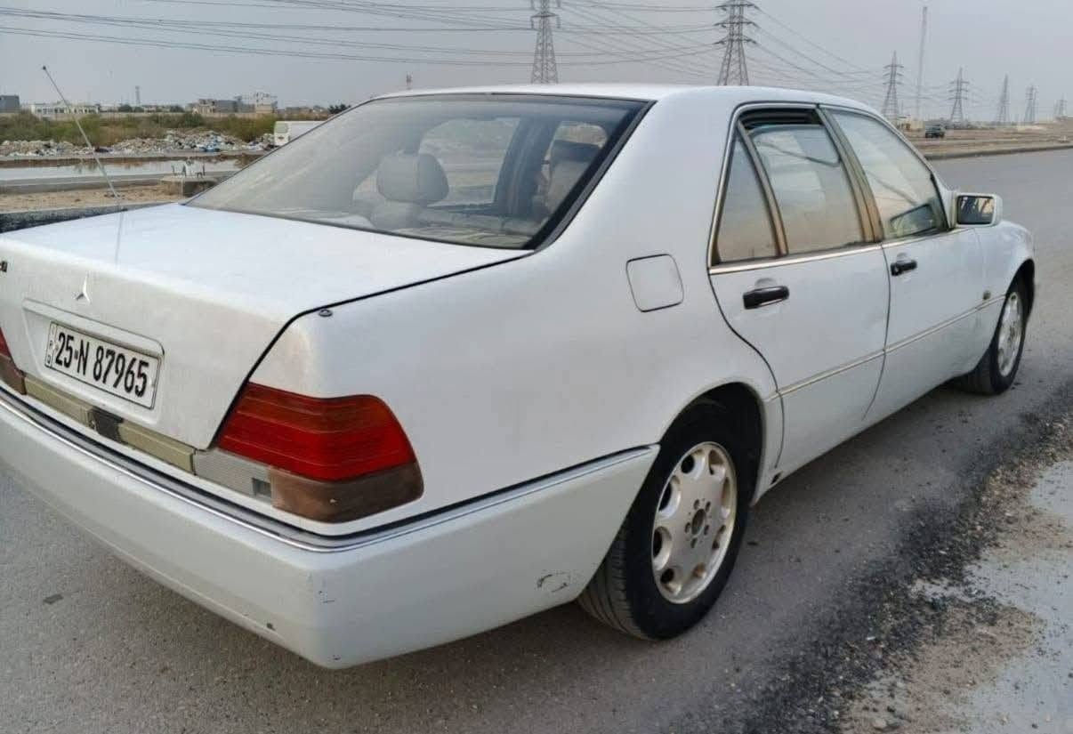 سياره جديده وبلاديه بدون صبغ ( بلاش بسعر بطه )
مارسدس شبح موديل 1992 
لون ابيض بلادي 
بدون صبغ ولا ضربه 
مكينه بلاديه 6 سلندر 
رقم انكليزي 
سنويه باسمي نافذه لل2029 
مكان السياره كربلاء المقدسه 
للاستفسار ***********
