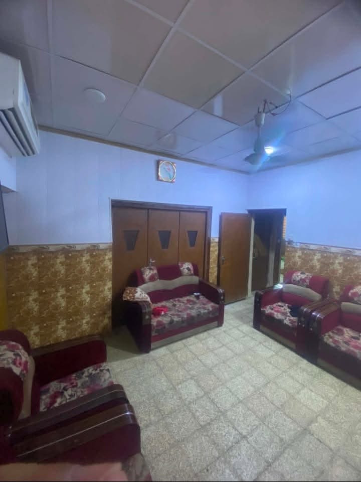 بيت 🏠 موقع مميز جداً حي الضباط 260م طابو صرف للبيع يتكون البيت من غرف عدد 2 وصالة واستقبال ومطبخ وحمام عدد 2 ومنور على مدار البيت وحديقة وكراج سيارة 🚗 كبير مع محل للاتصال ***********
