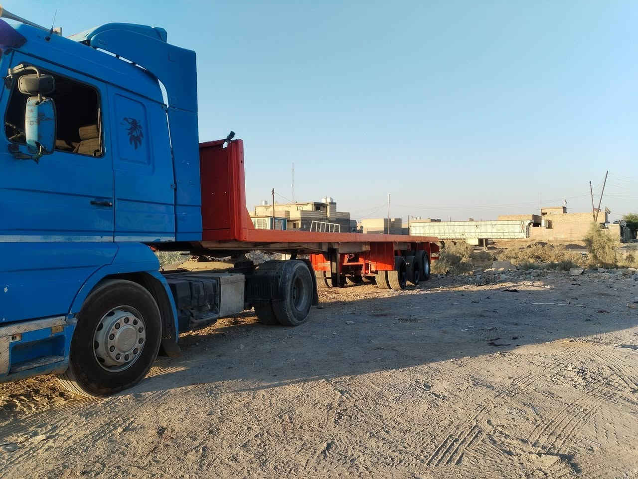 للبيع عربانه حداديه ثلاث محاور شاصي ١٦ بي فطر ومصلح  دناكير ١٤ مربع ألماني جاهزه بريك وهوا طولها ١٢ ونص فرشه جكر علمآ العربانه جاهزه للعمل وسعرها ٣٧ ورقه واي استفسار *********** مكانه بغداد السياحي.
