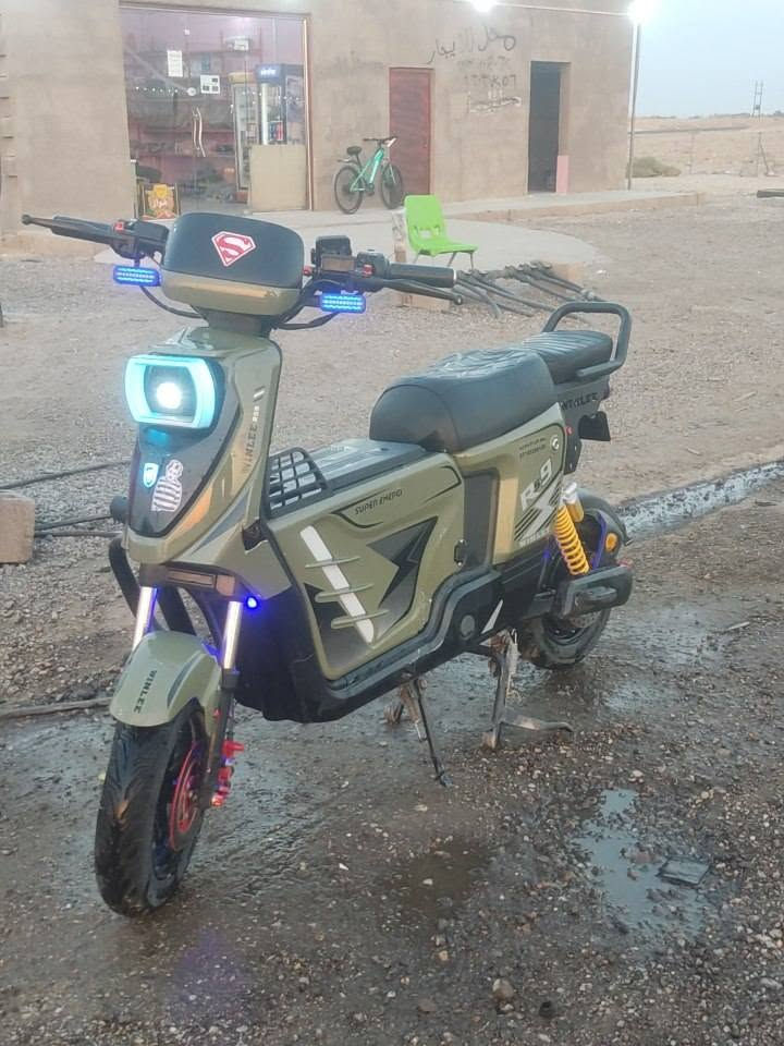 ---
*🔋 للبيع دراجة R9 موديل 2026 🔋* فول ومكفول 

*المواصفات:*
- بطارية 32 أمبير الأصلية
- ونلي أصلي موديل 2026
- الكهربائيات كلها شغالة 100%
- الحالة: ممتازة
-لايت عالي ناصي ثلجي
-اشاير يمنيه يسره للكزز
-دبل اشاره
-MB3بلاتوث مضخم

*📍 المكان:* البصره 
*💰 السعر:* خاص 
*📞 للاستفسار *********** يوجد واتساب 
--
