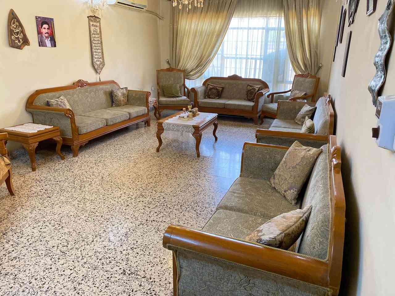 ⁨ ⁨ طقم قنفات كلاسيكي بإطار خشبي فاخر، تصميم  أنيق، خشب صاج الاصلي القديم  متين مع تنجيد مريح، حالة ممتازة، يضفي لمسة فخامة وأصالة على المجلس أو غرفة المعيشة. 
يتكون من ٤ قنفات وكرسين (١٢ مقعد ) مع طبلة كبيرة و٤ طبلات حجم صغير . 
سعرة ٢ مليون ونصف وبي مجال بسيط وللاستفسار ***********
، الطقم تحفة صناعة محلية تكمة تصميم انيق ميتكرر وديكور فخم . #ديكور #صناعة#محلية #طبلات_سيت #قنفات⁩⁩
