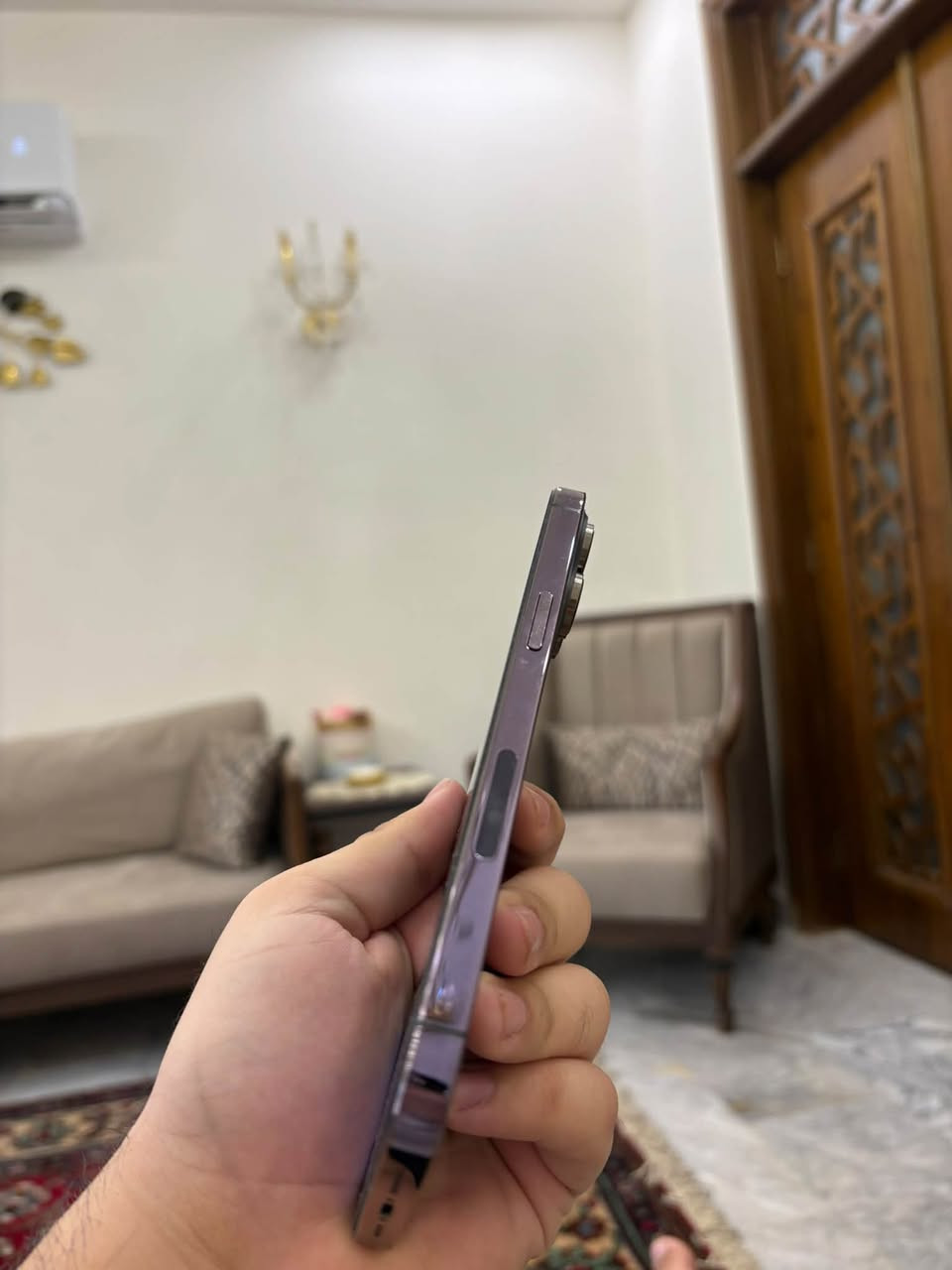 السلام عليكم
ايفون 14 Pro max
ذاكره 512g
بطاريه 80
نضافه 100 الجهاز نضيف كلش وممفتوح الجهاز ولا مستبدل بي اي قطعه الفيس ايدي شغال 
فقط النقطه الي بلشاشه العيب الوحيد وممأثره على المس او الكامره 
السعر 650 وبي مجال 
 مكاني بغداد العامريه ***********
